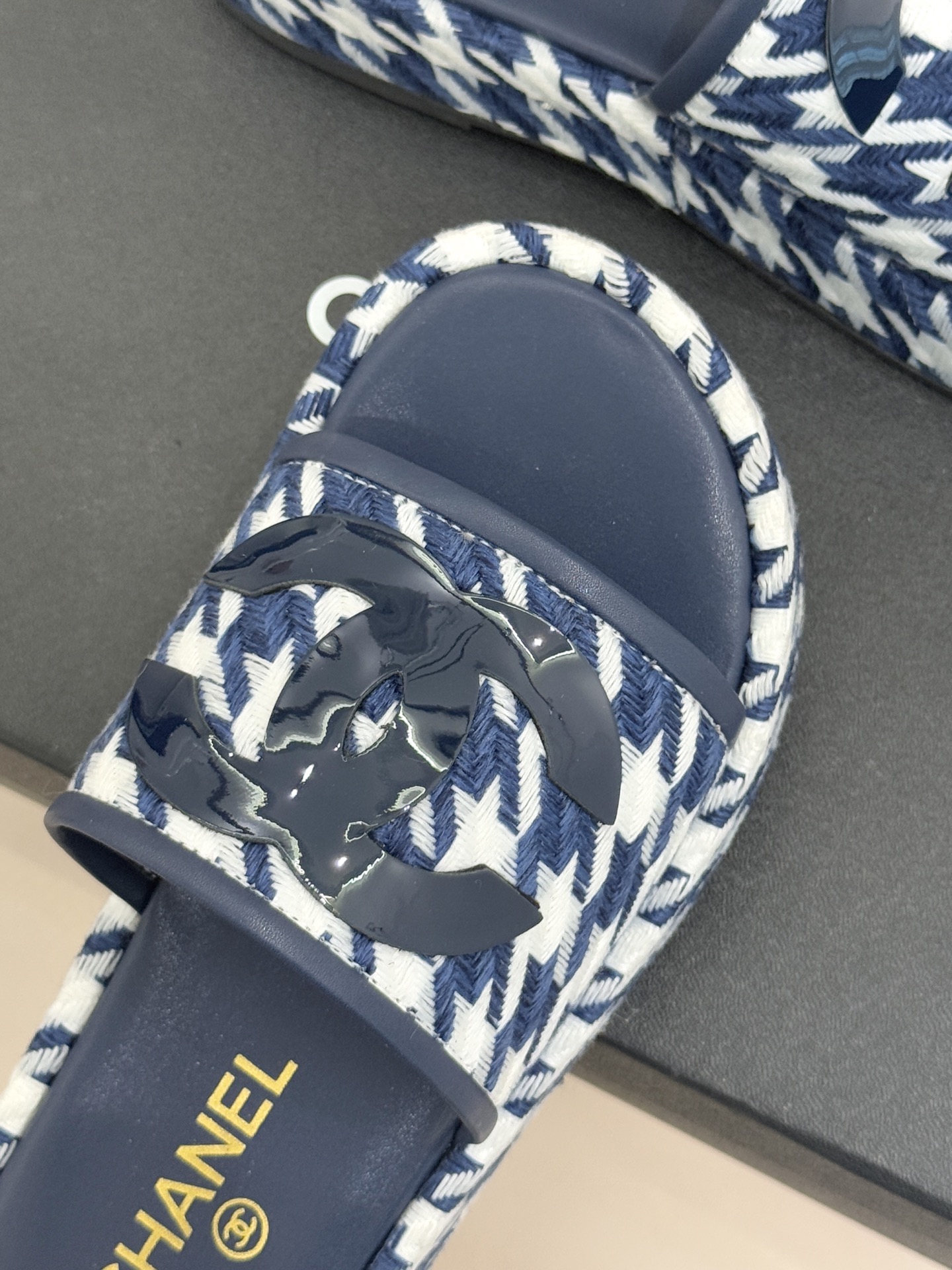 CHANE* ｜小香经典大双C千鸟纹厚底拖鞋拼色锯齿纹交织的经典千鸟格是小香穿越时光的优雅密码这双拖鞋以