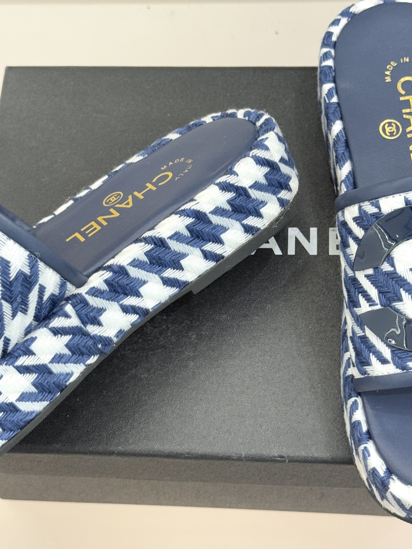 CHANE* ｜小香经典大双C千鸟纹厚底拖鞋拼色锯齿纹交织的经典千鸟格是小香穿越时光的优雅密码这双拖鞋以