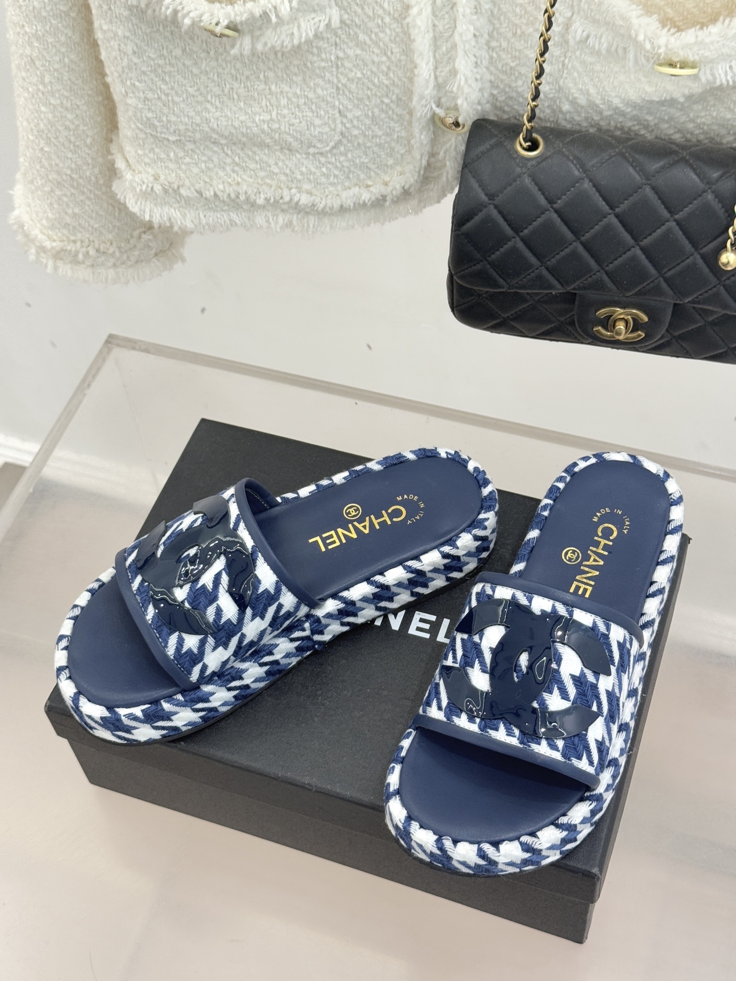 CHANE* ｜小香经典大双C千鸟纹厚底拖鞋拼色锯齿纹交织的经典千鸟格是小香穿越时光的优雅密码这双拖鞋以