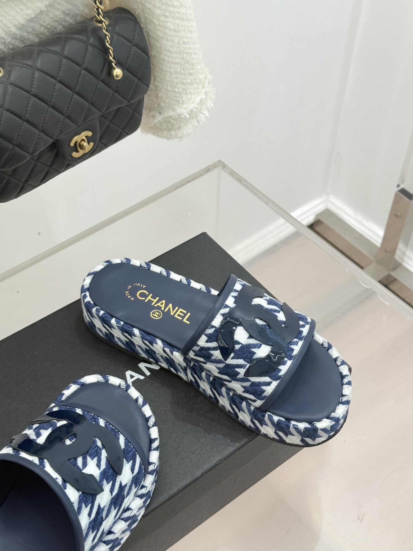 CHANE* ｜小香经典大双C千鸟纹厚底拖鞋拼色锯齿纹交织的经典千鸟格是小香穿越时光的优雅密码这双拖鞋以