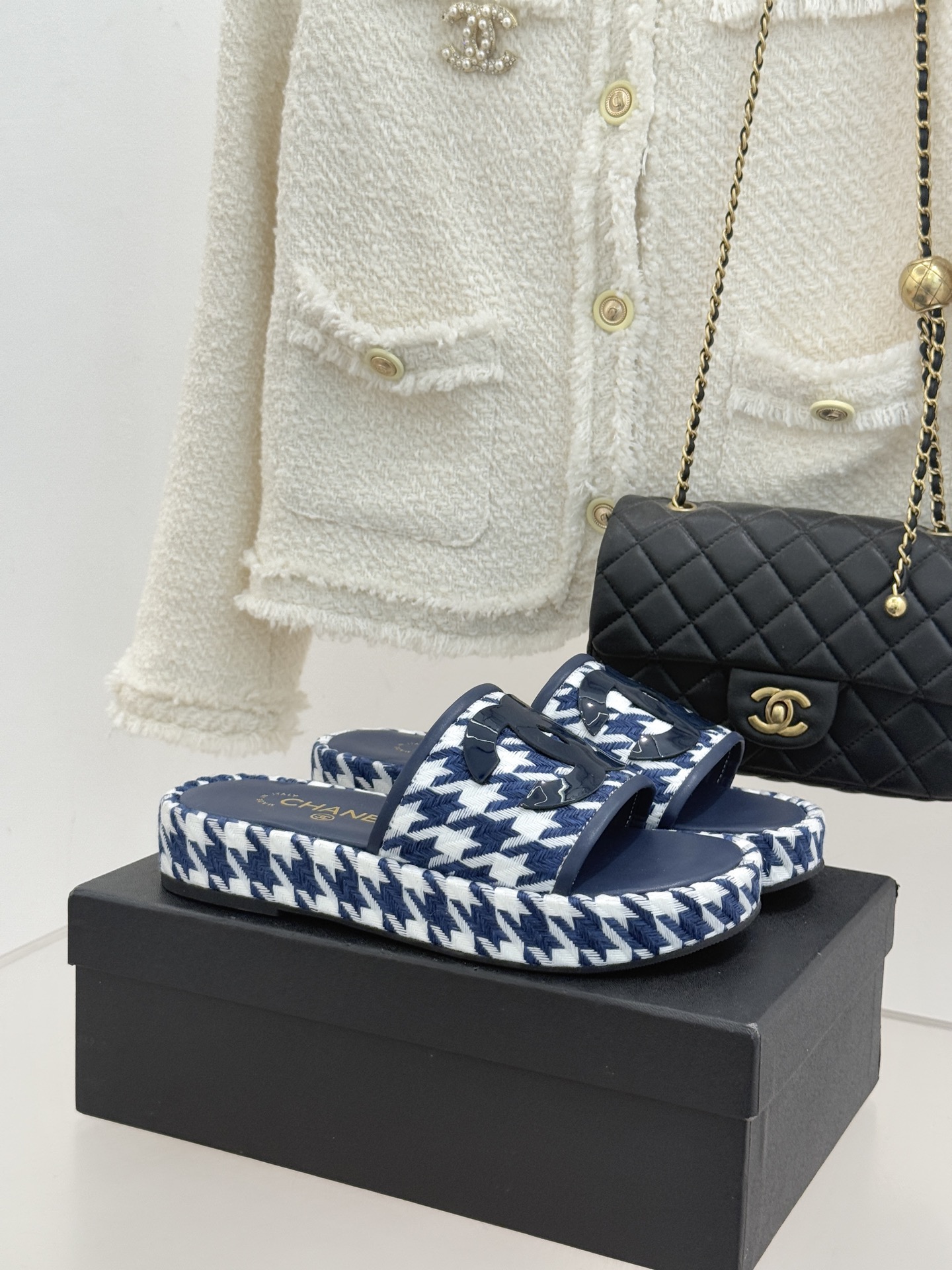 CHANE* ｜小香经典大双C千鸟纹厚底拖鞋拼色锯齿纹交织的经典千鸟格是小香穿越时光的优雅密码这双拖鞋以