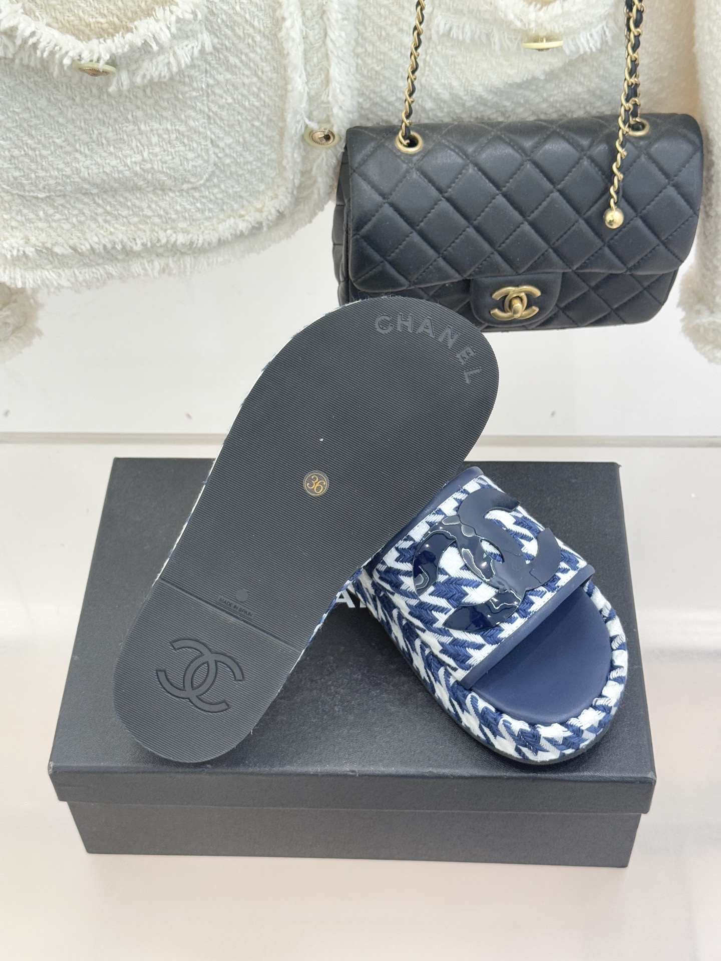 CHANE* ｜小香经典大双C千鸟纹厚底拖鞋拼色锯齿纹交织的经典千鸟格是小香穿越时光的优雅密码这双拖鞋以