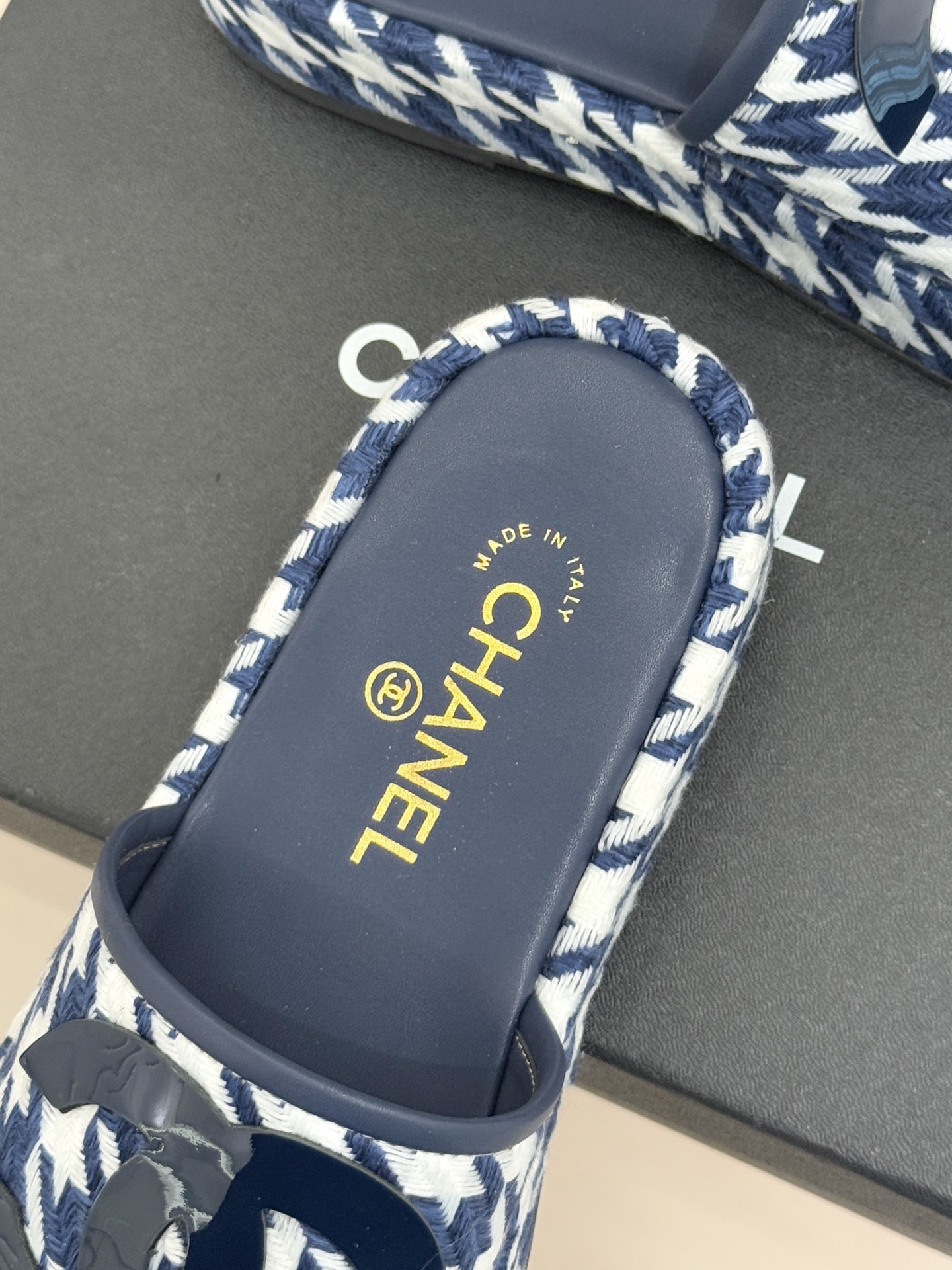 CHANE* ｜小香经典大双C千鸟纹厚底拖鞋拼色锯齿纹交织的经典千鸟格是小香穿越时光的优雅密码这双拖鞋以