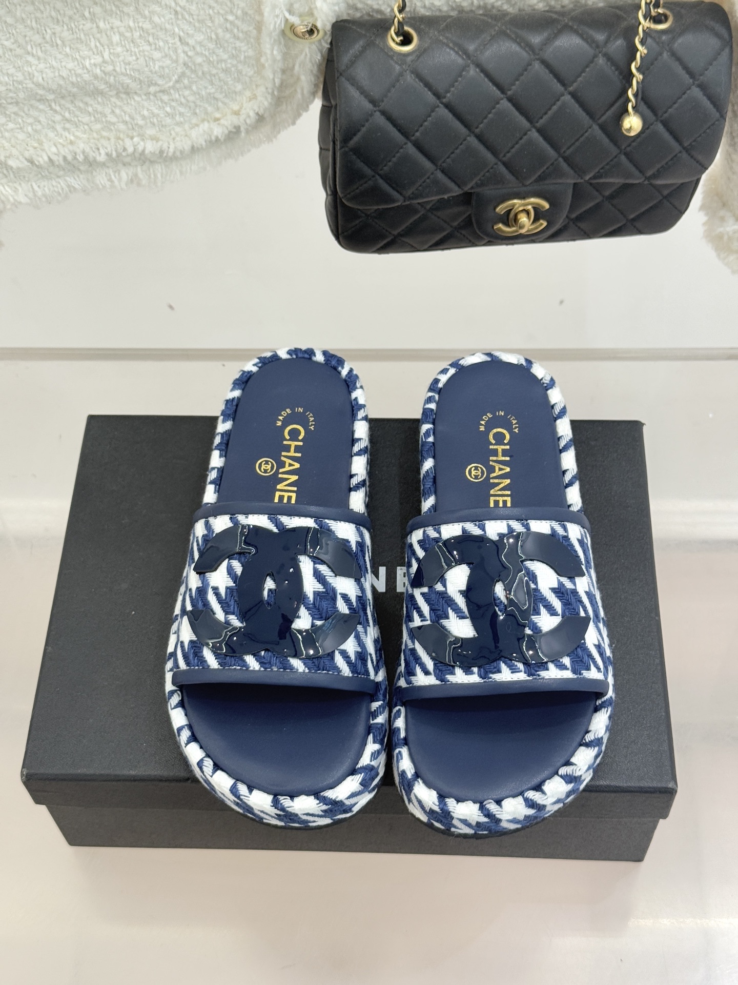 CHANE* ｜小香经典大双C千鸟纹厚底拖鞋拼色锯齿纹交织的经典千鸟格是小香穿越时光的优雅密码这双拖鞋以