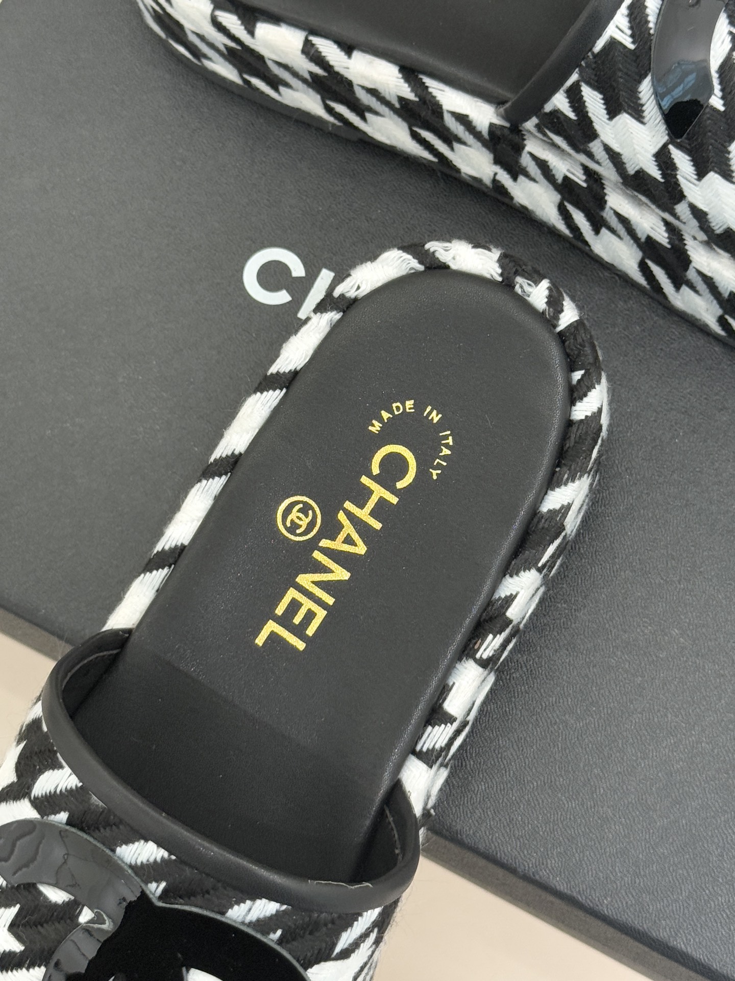 CHANE* ｜小香经典大双C千鸟纹厚底拖鞋拼色锯齿纹交织的经典千鸟格是小香穿越时光的优雅密码这双拖鞋以