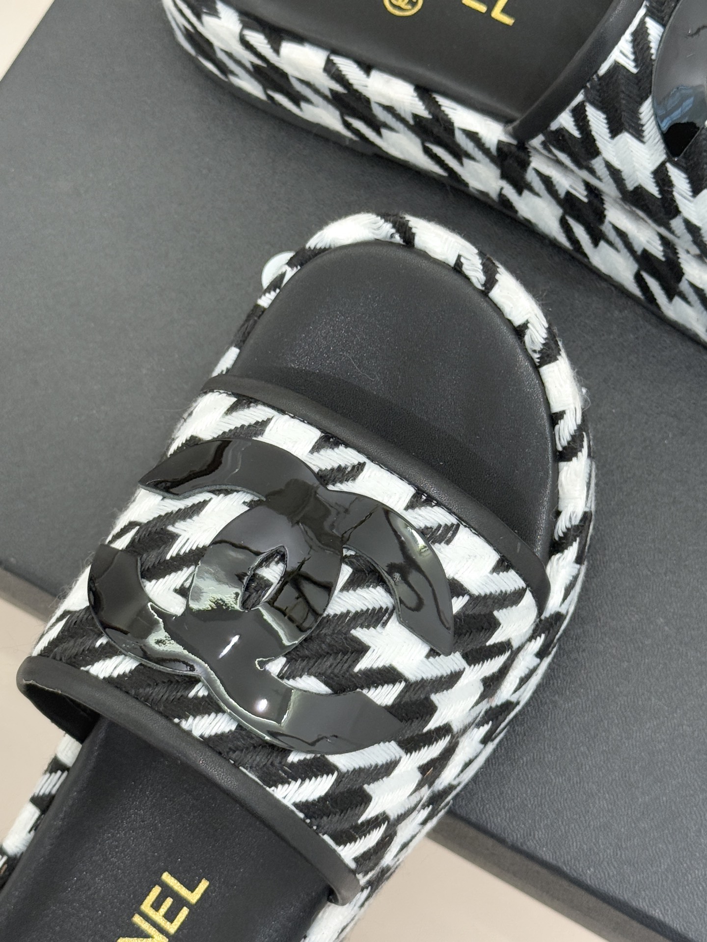 CHANE* ｜小香经典大双C千鸟纹厚底拖鞋拼色锯齿纹交织的经典千鸟格是小香穿越时光的优雅密码这双拖鞋以