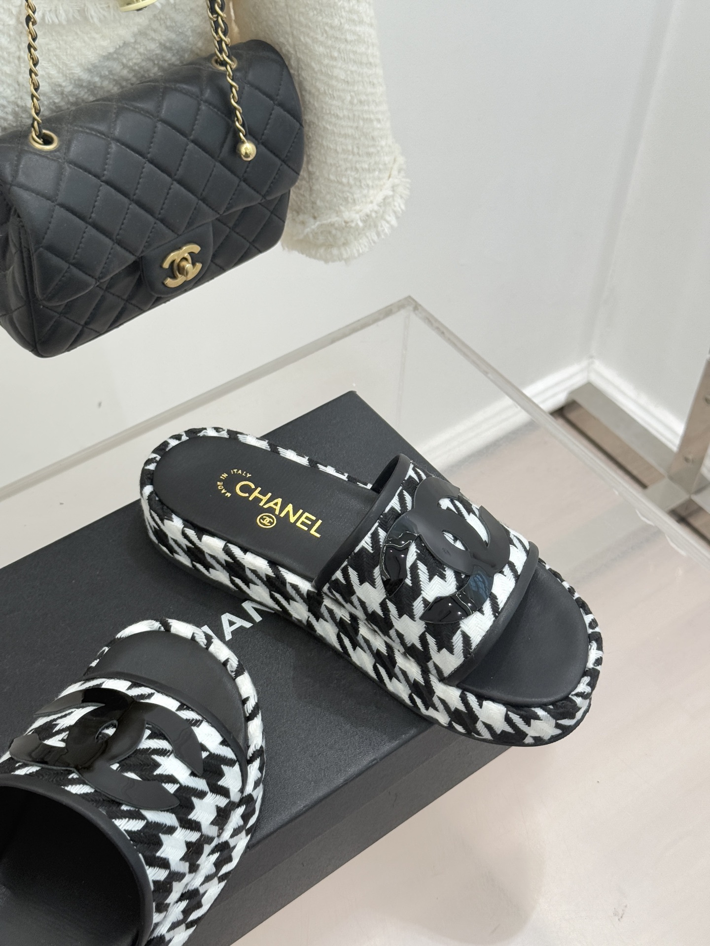 CHANE* ｜小香经典大双C千鸟纹厚底拖鞋拼色锯齿纹交织的经典千鸟格是小香穿越时光的优雅密码这双拖鞋以