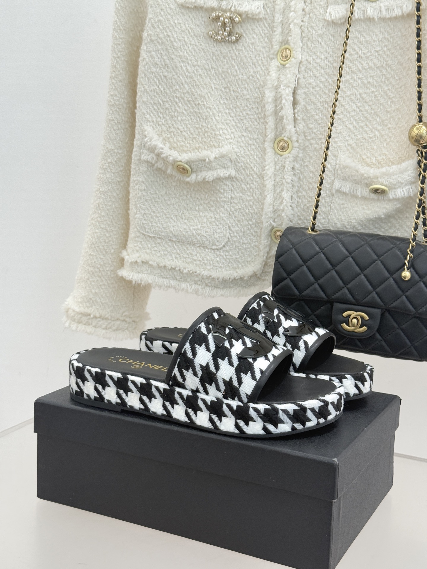 NO:726348,CHANE* | Xiaoxiang's classic large double C houndstooth pattern Thick-soled slippers The classic houndstooth pattern intertwined with color-blocking zigzag patterns is Xiaoxiang's elegant password through time. This pair of slippers uses an enlarged plaid pattern to recreate modern tension. The tweed texture hides a delicate luster. Comes with a 'Xiaoxiangfeng' advanced filter. The eye-catching three-dimensional large double C logo on the shoe body shows the brand recognition under light and shadow. The 3CM thick-soled design hides ingenuity. The inner-filled PU water table is light and not bulky.  Just right to lengthen the leg lines. Whether paired with high-waisted jeans to demonstrate French laziness or a suit to unlock the elegance of commuting, it can interpret the diverse charm of Xiaoxiang women with the collision of classics and rebelliousness, making every step an effortless fashion statement. The fabric is made of original customized materials, and the lining of the toes is all sheepskin. Original molded custom-made anti-slip outsole size 35-39 (customized 40/41)  No. 87820205, snow boots, chanel, boots, slippers, business suit, sheepskin19860909CHANE* ｜小香经典大双C千鸟纹 厚底拖鞋 拼色锯齿纹交织的经典千鸟格 是小香穿越时光的优雅密码 这双拖鞋以放大格纹重塑摩登张力 粗花呢肌理暗藏细腻光泽 自带“小香风”高级滤镜 鞋身醒目的立体大双C标识 光影下尽显品牌辨识度 3CM厚底设计暗藏巧思 内灌PU水台轻盈不笨重 恰到好处拉长腿部线条 无论是搭配高腰牛仔演绎法式慵懒 还是配西装套装解锁通勤优雅 都能以经典与叛逆的碰撞 诠释小香女性的多元魅力 让每一步都成为不费力的时髦宣言. 面料采用原版定制材质 内里踮脚均为羊皮 原版开模定制防滑大底 size35-39（40/41定制） 编号87820205,雪地靴,chanel,boots,slippers,business suit,sheepskin,Women's Shoes