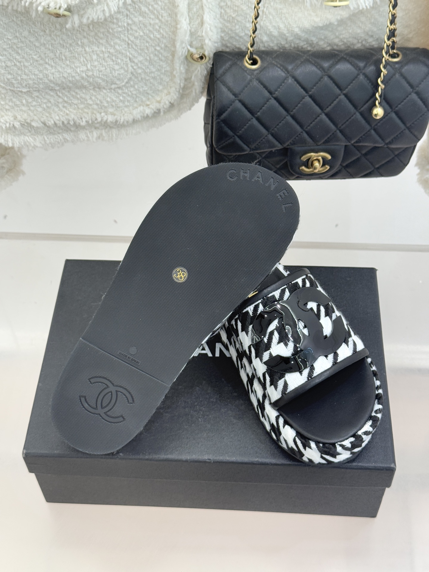 CHANE* ｜小香经典大双C千鸟纹厚底拖鞋拼色锯齿纹交织的经典千鸟格是小香穿越时光的优雅密码这双拖鞋以