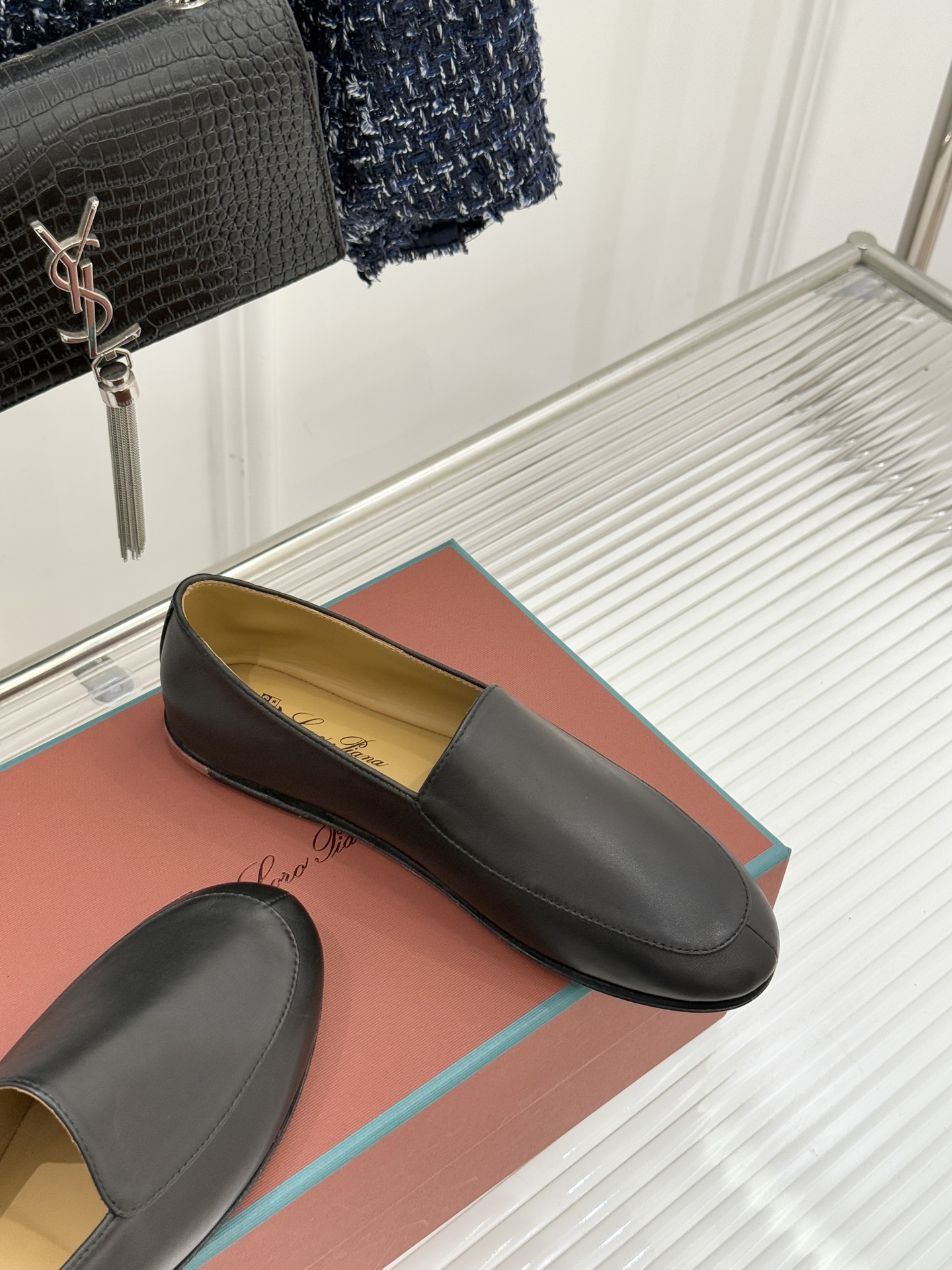 （配原版飞机盒）Loro Piana/LP经典情侣款极简复古乐福鞋又到了一年一度的情侣出街装备大焕新时刻