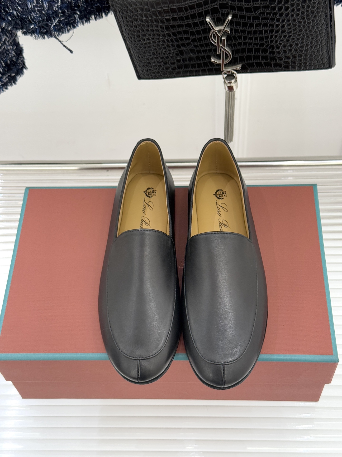 （配原版飞机盒）Loro Piana/LP经典情侣款极简复古乐福鞋又到了一年一度的情侣出街装备大焕新时刻