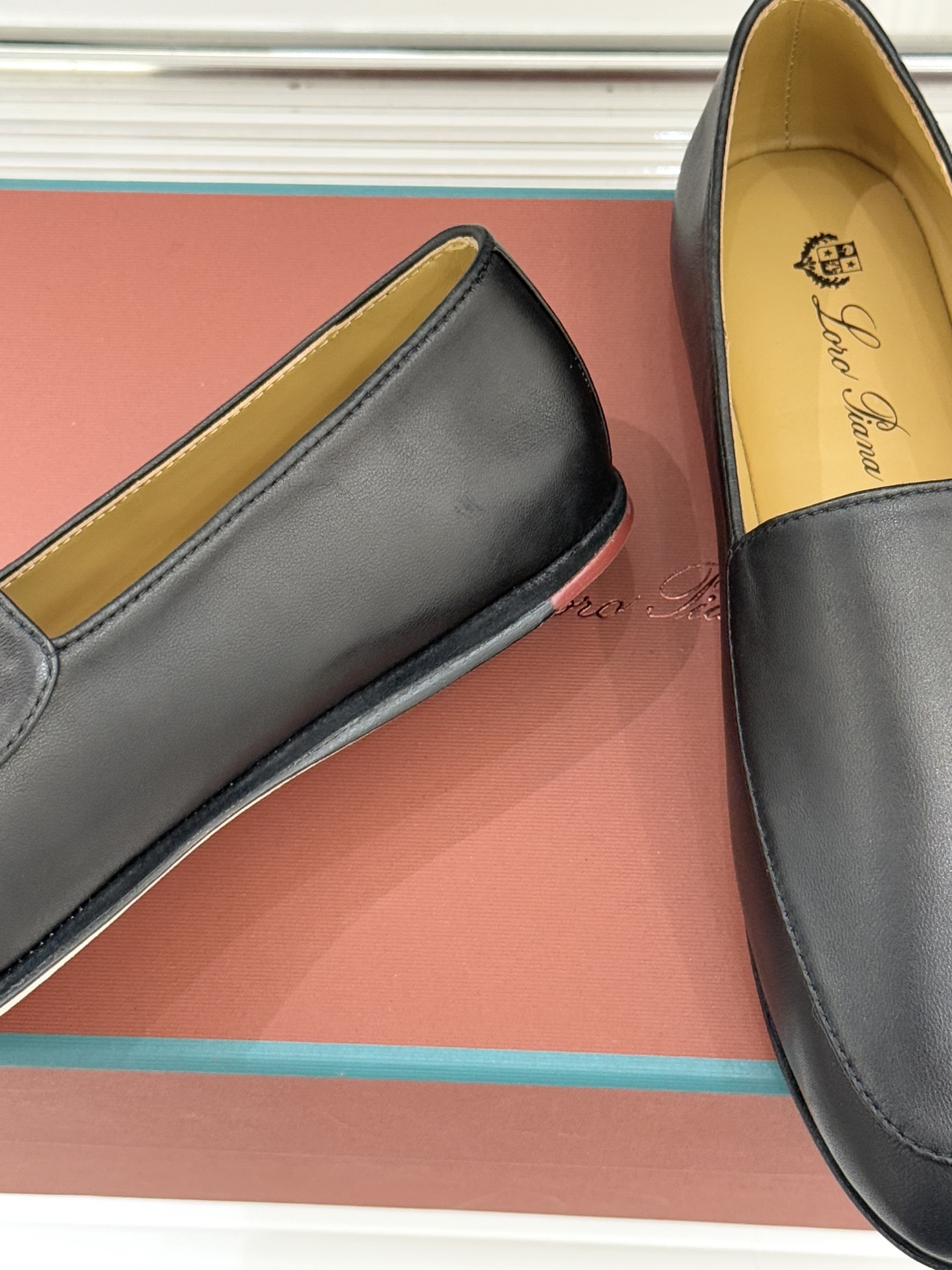 （配原版飞机盒）Loro Piana/LP经典情侣款极简复古乐福鞋又到了一年一度的情侣出街装备大焕新时刻