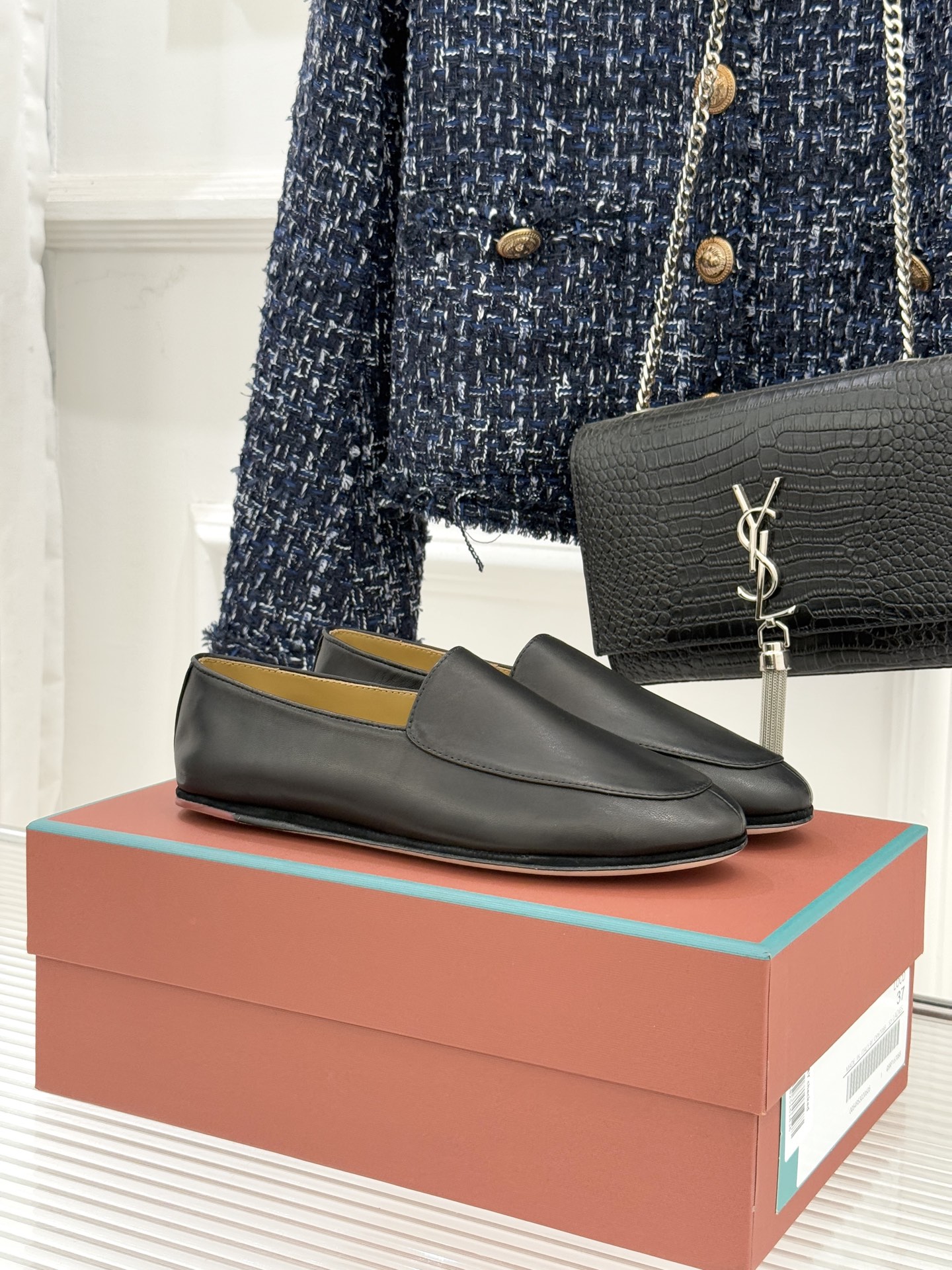 NO:721482,(With original airplane box) Loro Piana/LP classic couple’s minimalist retro loafers It’s the time of the year for couples to refresh their outing equipment!  This year's pair of loafers is definitely the best choice for couples. The minimalist design with classic colors has a sense of mystery and luxury. Pair it with simple black trousers and a white shirt and you will instantly become a domineering CEO. Girls wear a black dress and exquisite jewelry. The retro lady style is full of low-key and luxurious. When couples wear this pair of shoes together, they can easily become the center of attention whether they are strolling on the street or attending a party. The fabric is made of original custom calfskin, the inner foot pads are all sheepskin, and the genuine leather outsole imported from Italy  size35-45 (female 40/41 male 45 customized) No. 98220260206, loafers,loro piana,loro piana,loafers,skirts,shirts,cowhide,sheepskin,Leather soles19860909（配原版飞机盒） Loro Piana/LP经典情侣款极简复古乐福鞋 又到了一年一度的情侣出街装备大焕新时刻！ 今年这双乐福鞋 绝对是情侣们的不二之选. 经典配色极简主义设计 自带神秘高级感 搭配简约黑色西裤与白色衬衫秒变霸道总裁 女生配上黑色连衣裙再加上精致的首饰 复古名媛范儿十足低调又奢华 情侣们一起穿上这双鞋 不管是漫步在街头 还是参加聚会 都能轻松成为焦点甜蜜氛围拉满. 面料采用原版定制小牛皮 内里垫脚均为羊皮 意大利进口真皮大底 size35-45（女40/41男45定制） 编号98220260206,乐福鞋,loro piana,loro piana,loafers,skirts,shirts,cowhide,sheepskin,Leather soles,Women's Shoes