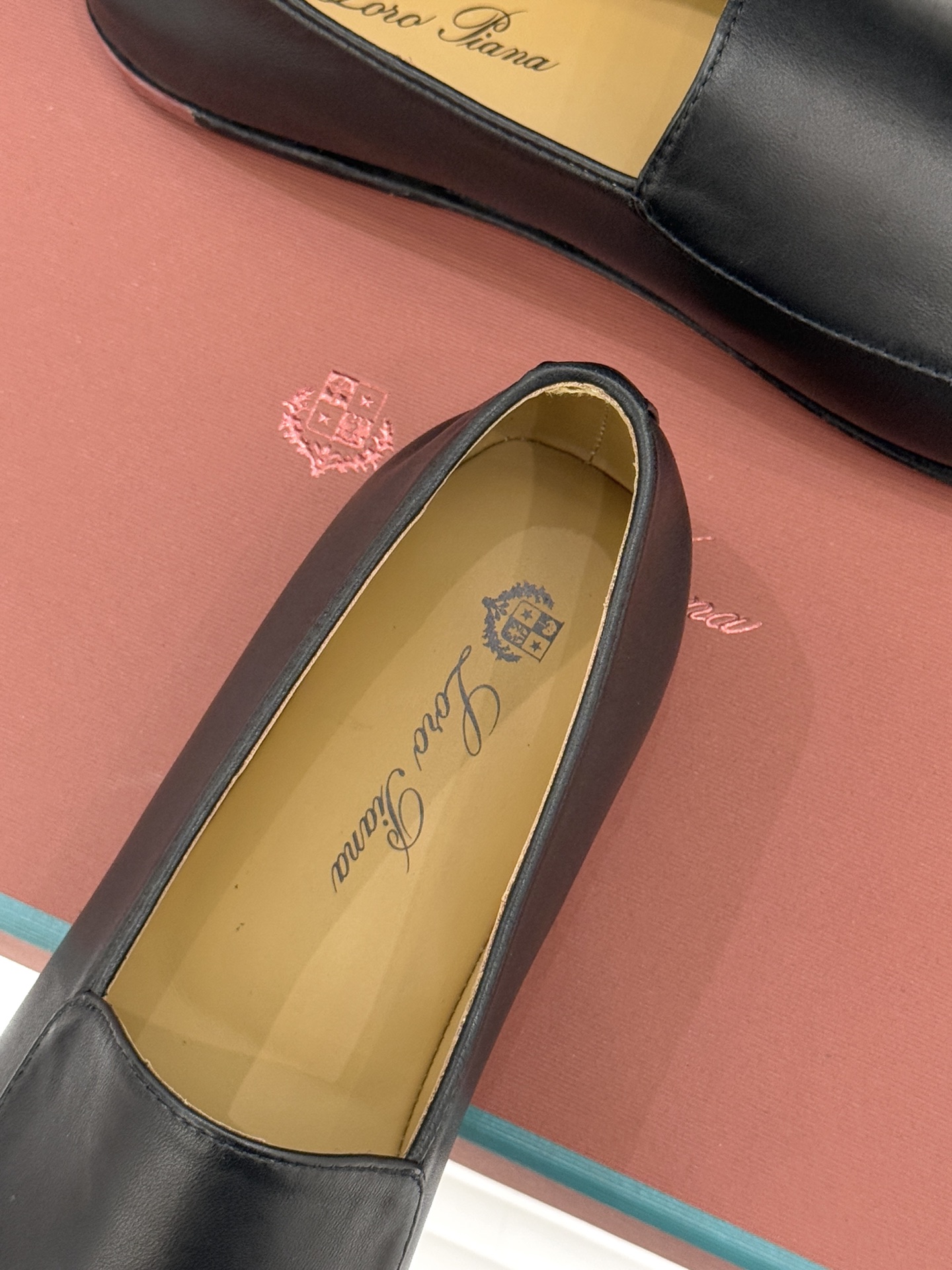 （配原版飞机盒）Loro Piana/LP经典情侣款极简复古乐福鞋又到了一年一度的情侣出街装备大焕新时刻