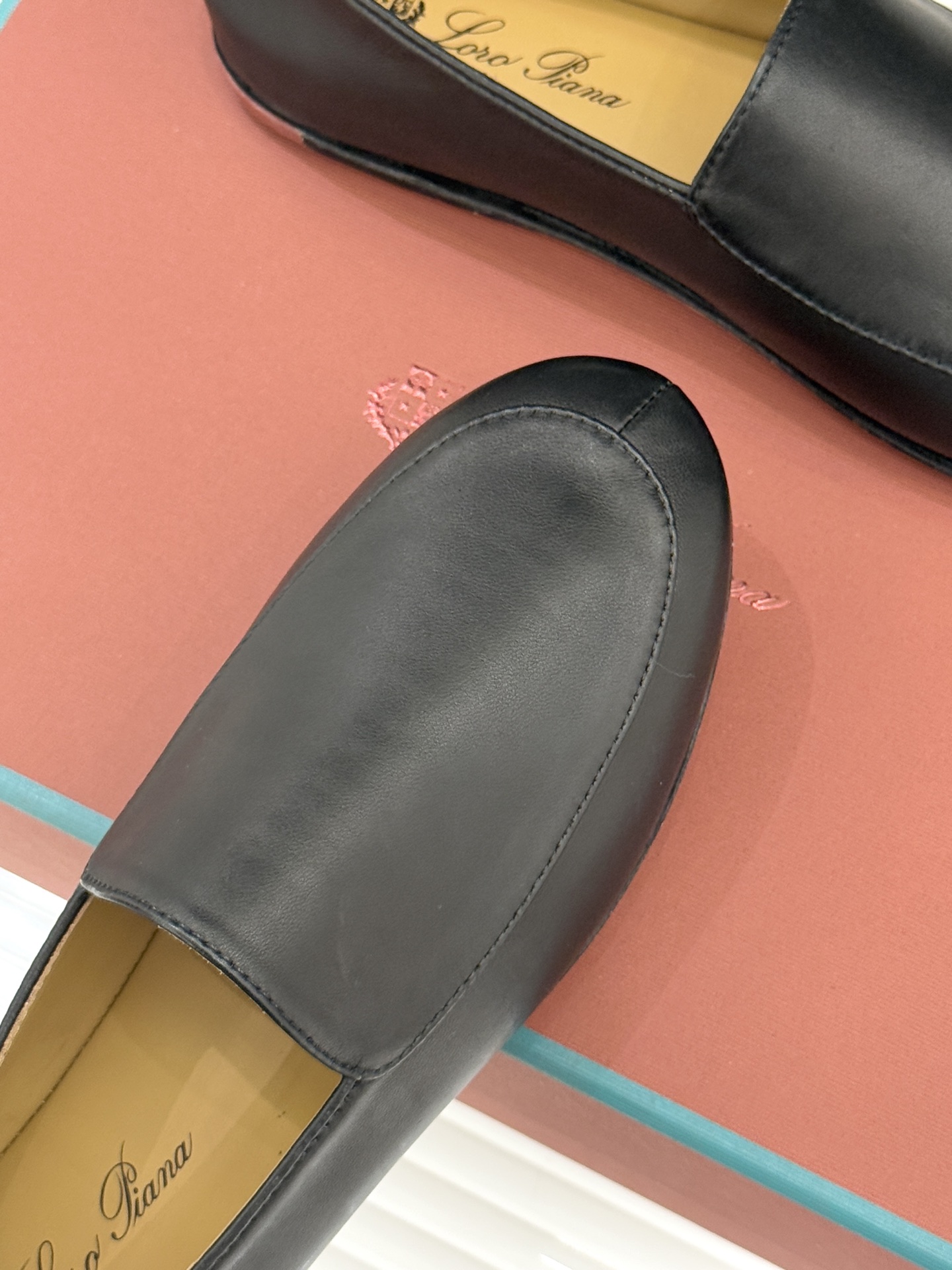 （配原版飞机盒）Loro Piana/LP经典情侣款极简复古乐福鞋又到了一年一度的情侣出街装备大焕新时刻