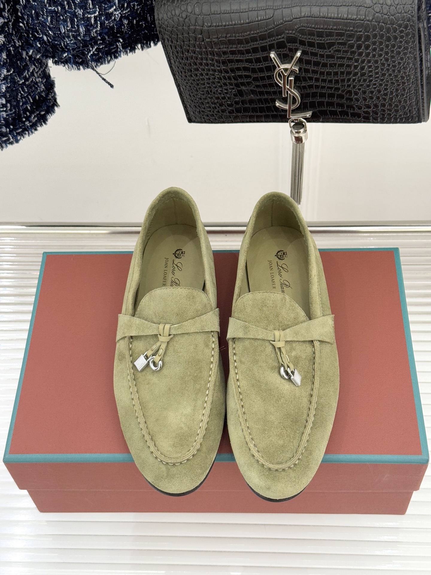 （配原版飞机盒）Loro Piana/LPWF新品吊坠复古老钱风情侣款乐福鞋以“静奢”美学重塑复古风潮。