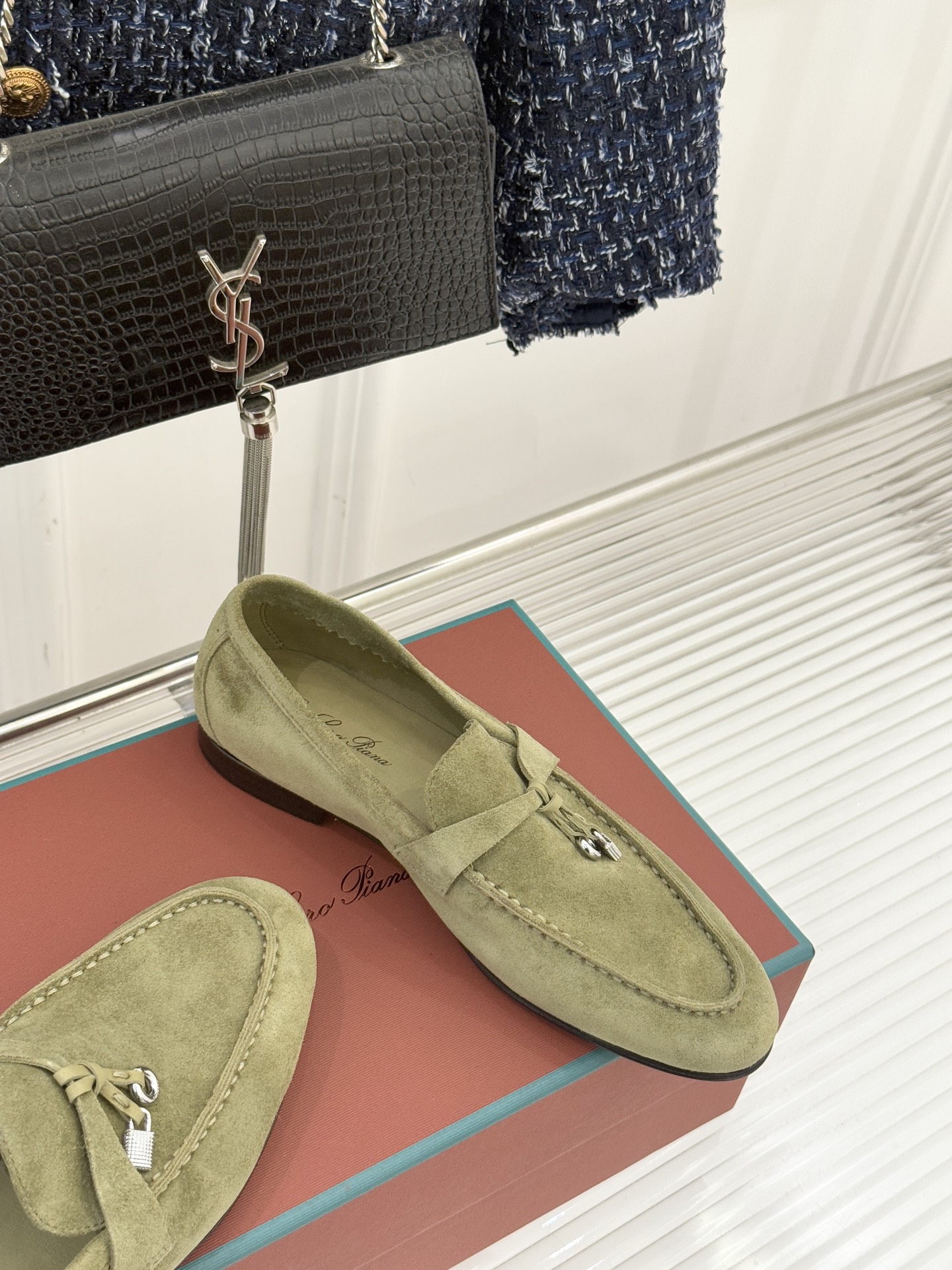 （配原版飞机盒）Loro Piana/LPWF新品吊坠复古老钱风情侣款乐福鞋以“静奢”美学重塑复古风潮。