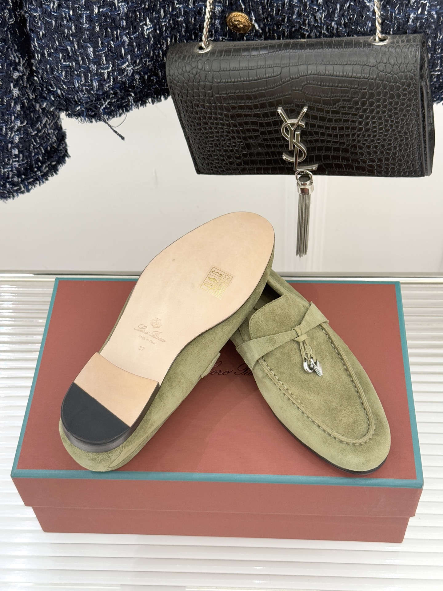 （配原版飞机盒）Loro Piana/LPWF新品吊坠复古老钱风情侣款乐福鞋以“静奢”美学重塑复古风潮。