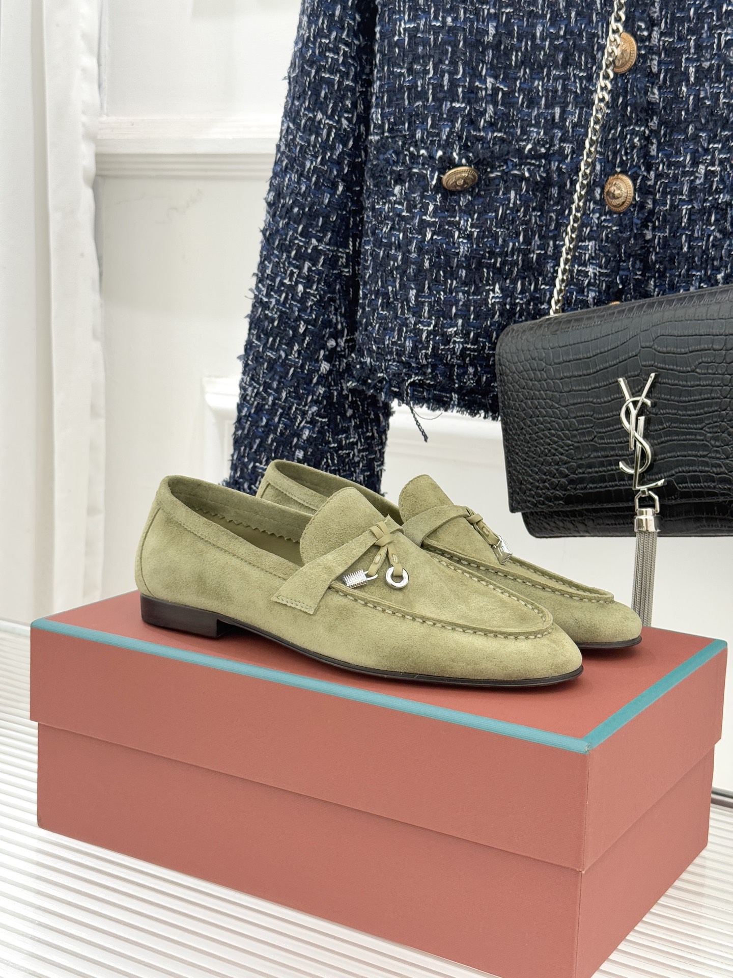 （配原版飞机盒）Loro Piana/LPWF新品吊坠复古老钱风情侣款乐福鞋以“静奢”美学重塑复古风潮。