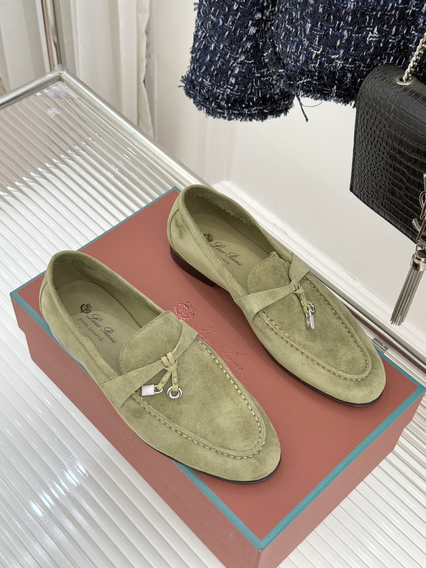 （配原版飞机盒）Loro Piana/LPWF新品吊坠复古老钱风情侣款乐福鞋以“静奢”美学重塑复古风潮。