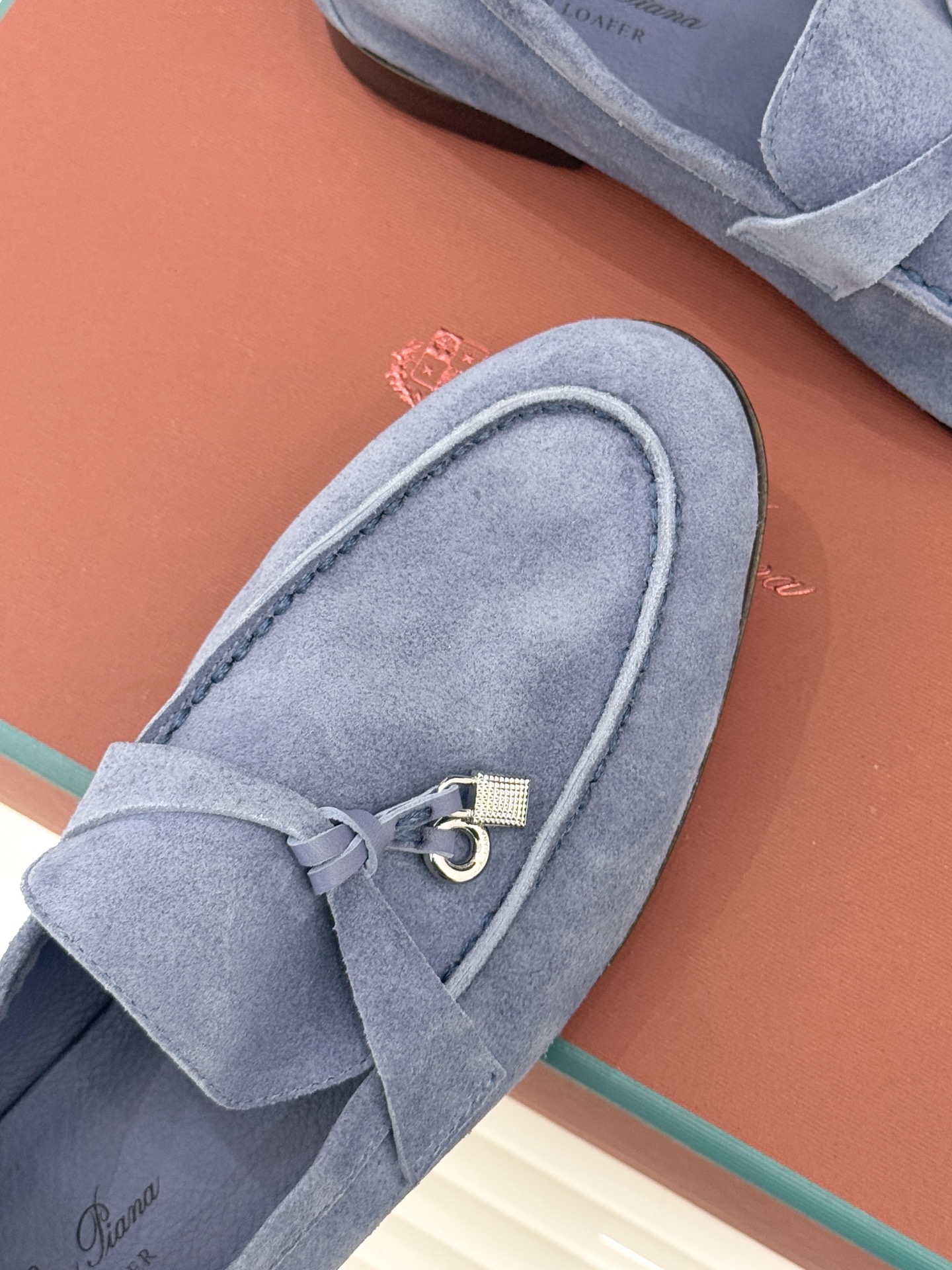 （配原版飞机盒）Loro Piana/LPWF新品吊坠复古老钱风情侣款乐福鞋以“静奢”美学重塑复古风潮。