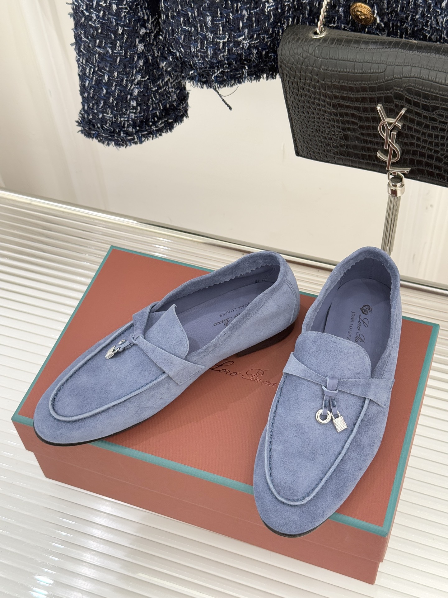 （配原版飞机盒）Loro Piana/LPWF新品吊坠复古老钱风情侣款乐福鞋以“静奢”美学重塑复古风潮。