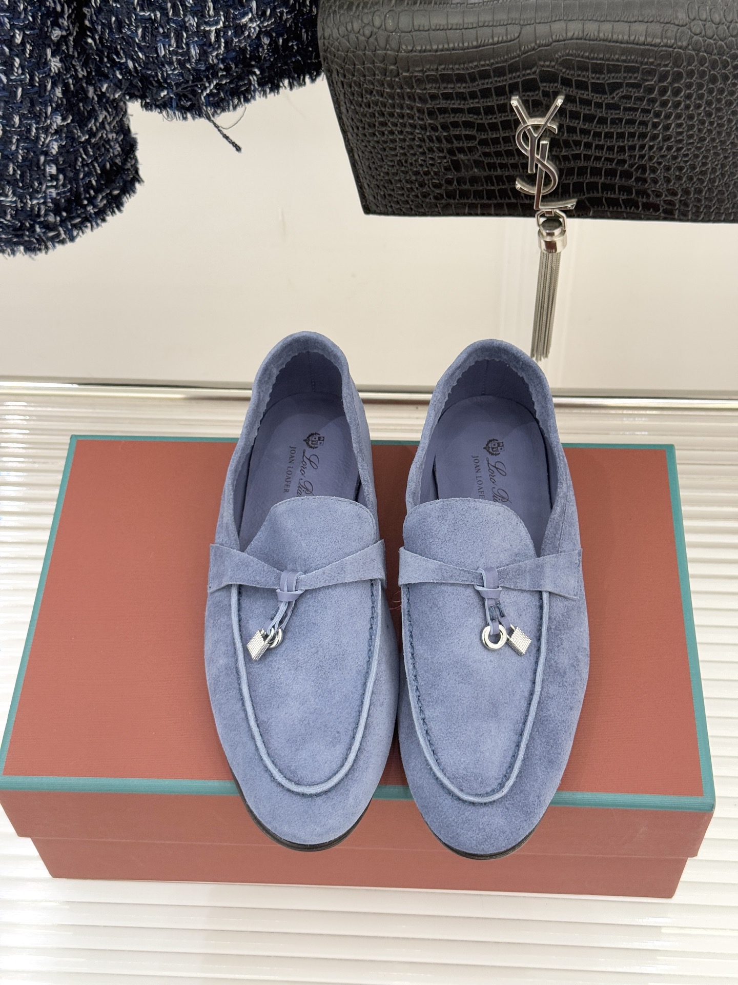 （配原版飞机盒）Loro Piana/LPWF新品吊坠复古老钱风情侣款乐福鞋以“静奢”美学重塑复古风潮。