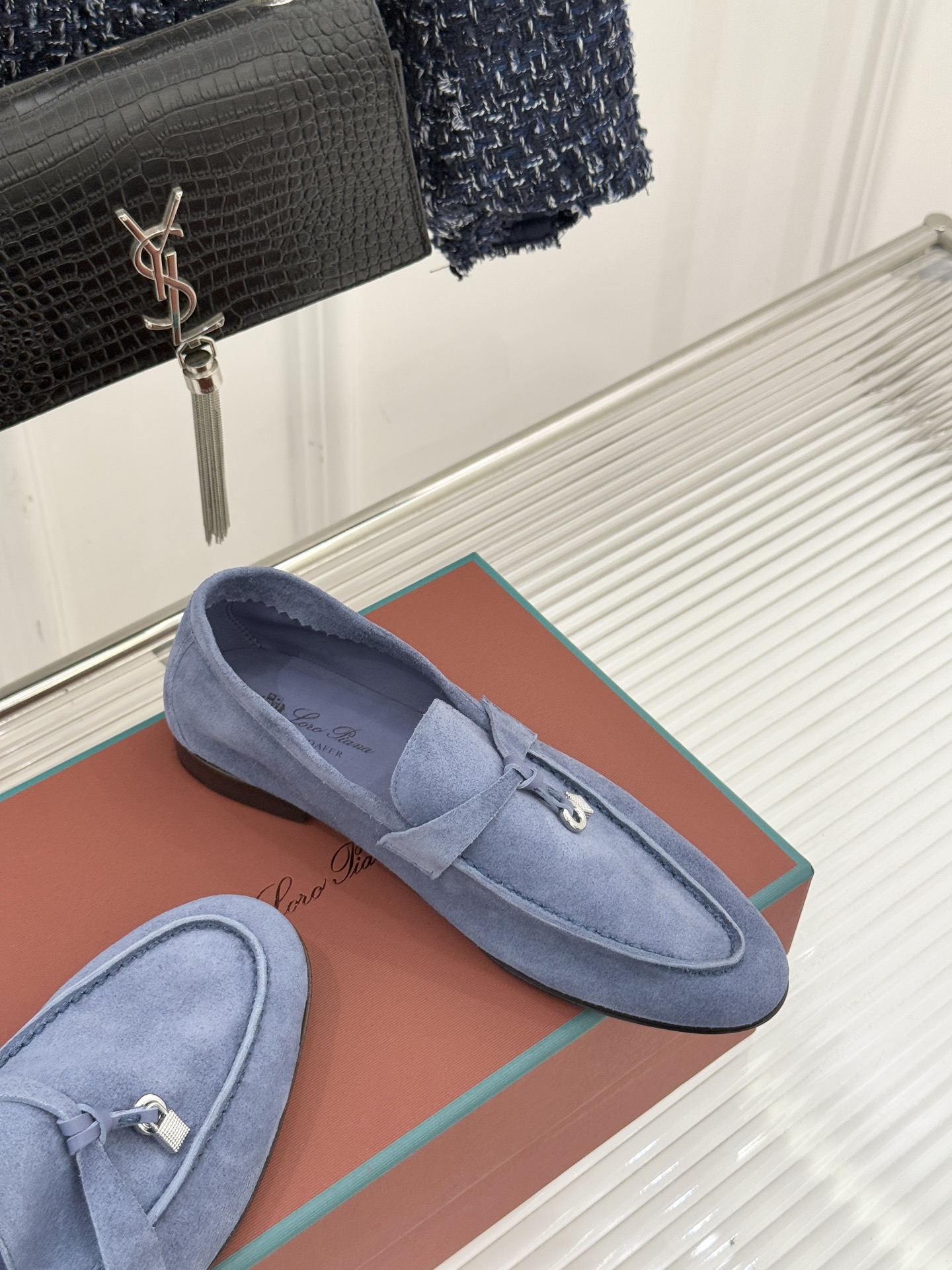 （配原版飞机盒）Loro Piana/LPWF新品吊坠复古老钱风情侣款乐福鞋以“静奢”美学重塑复古风潮。