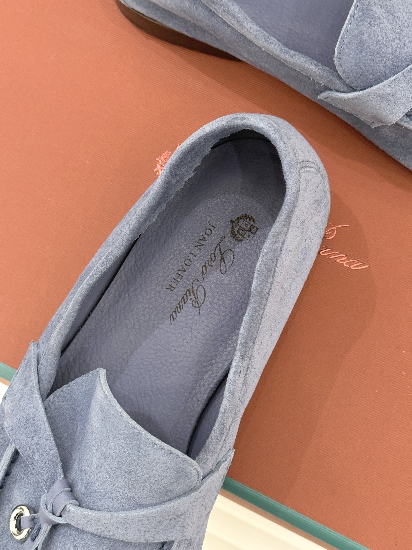 （配原版飞机盒）Loro Piana/LPWF新品吊坠复古老钱风情侣款乐福鞋以“静奢”美学重塑复古风潮。