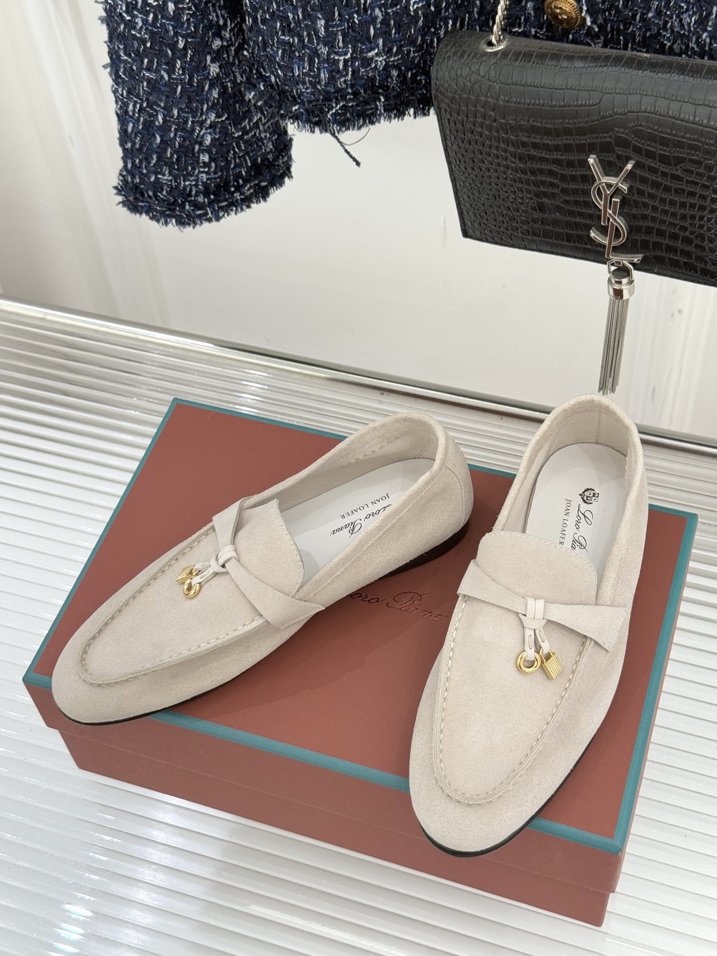 （配原版飞机盒）Loro Piana/LPWF新品吊坠复古老钱风情侣款乐福鞋以“静奢”美学重塑复古风潮。