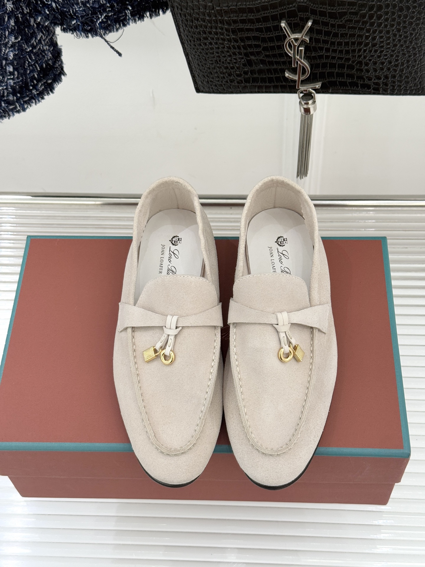 （配原版飞机盒）Loro Piana/LPWF新品吊坠复古老钱风情侣款乐福鞋以“静奢”美学重塑复古风潮。