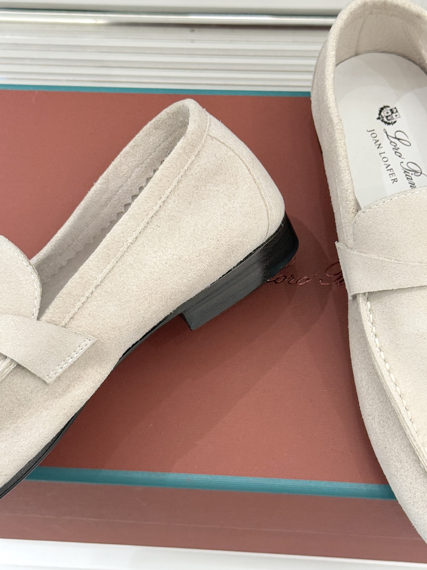 （配原版飞机盒）Loro Piana/LPWF新品吊坠复古老钱风情侣款乐福鞋以“静奢”美学重塑复古风潮。