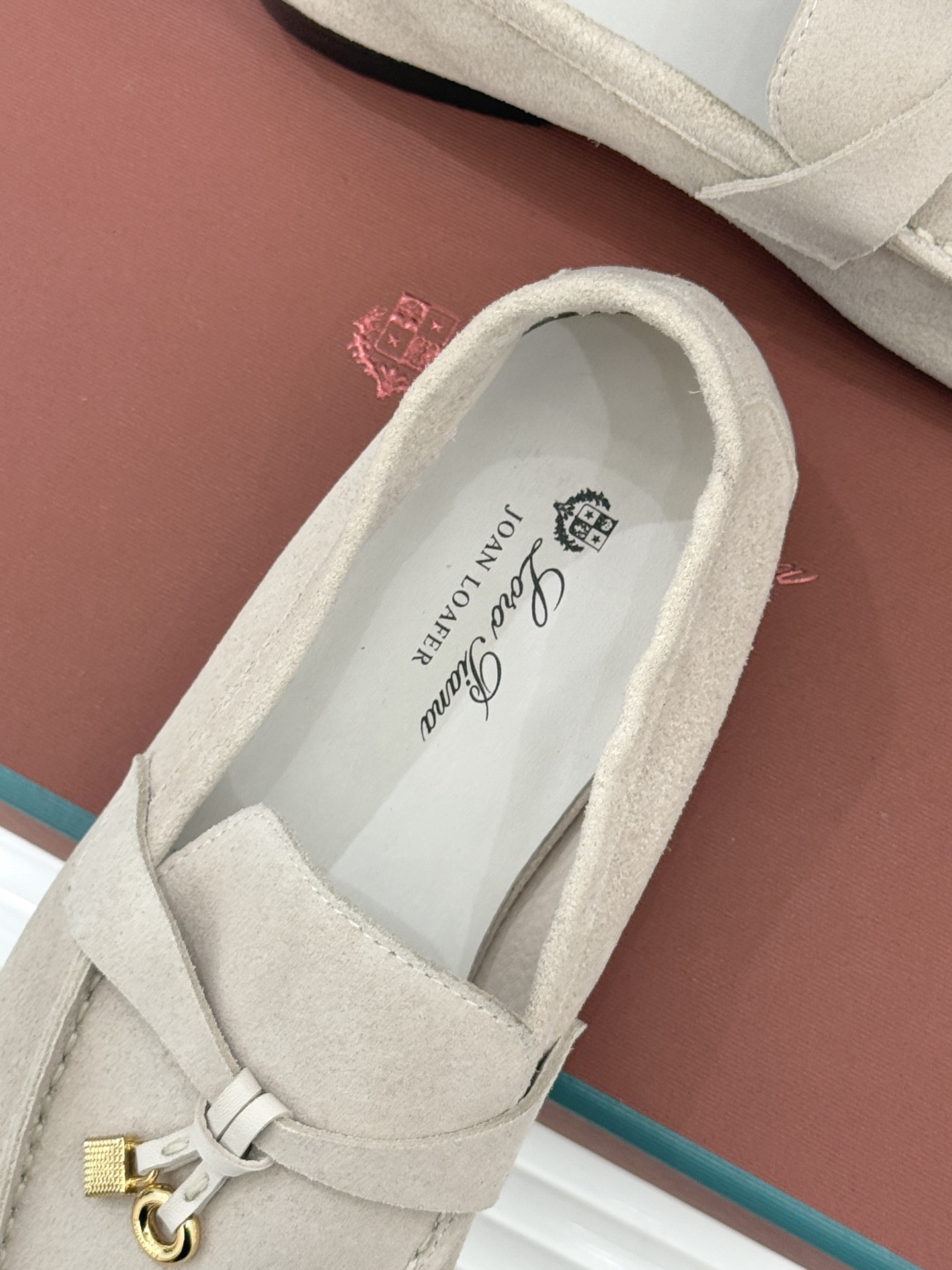 （配原版飞机盒）Loro Piana/LPWF新品吊坠复古老钱风情侣款乐福鞋以“静奢”美学重塑复古风潮。