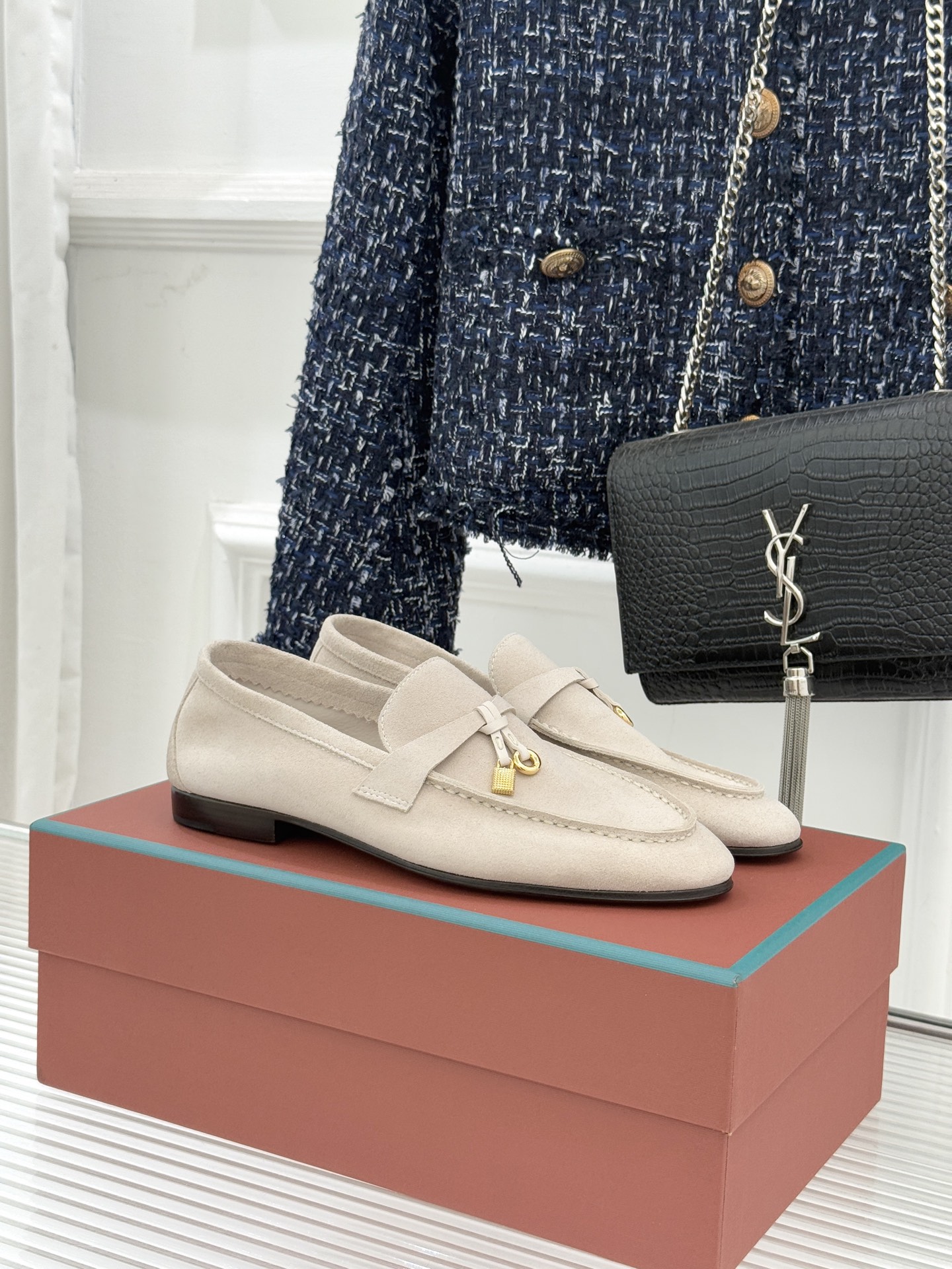 （配原版飞机盒）Loro Piana/LPWF新品吊坠复古老钱风情侣款乐福鞋以“静奢”美学重塑复古风潮。