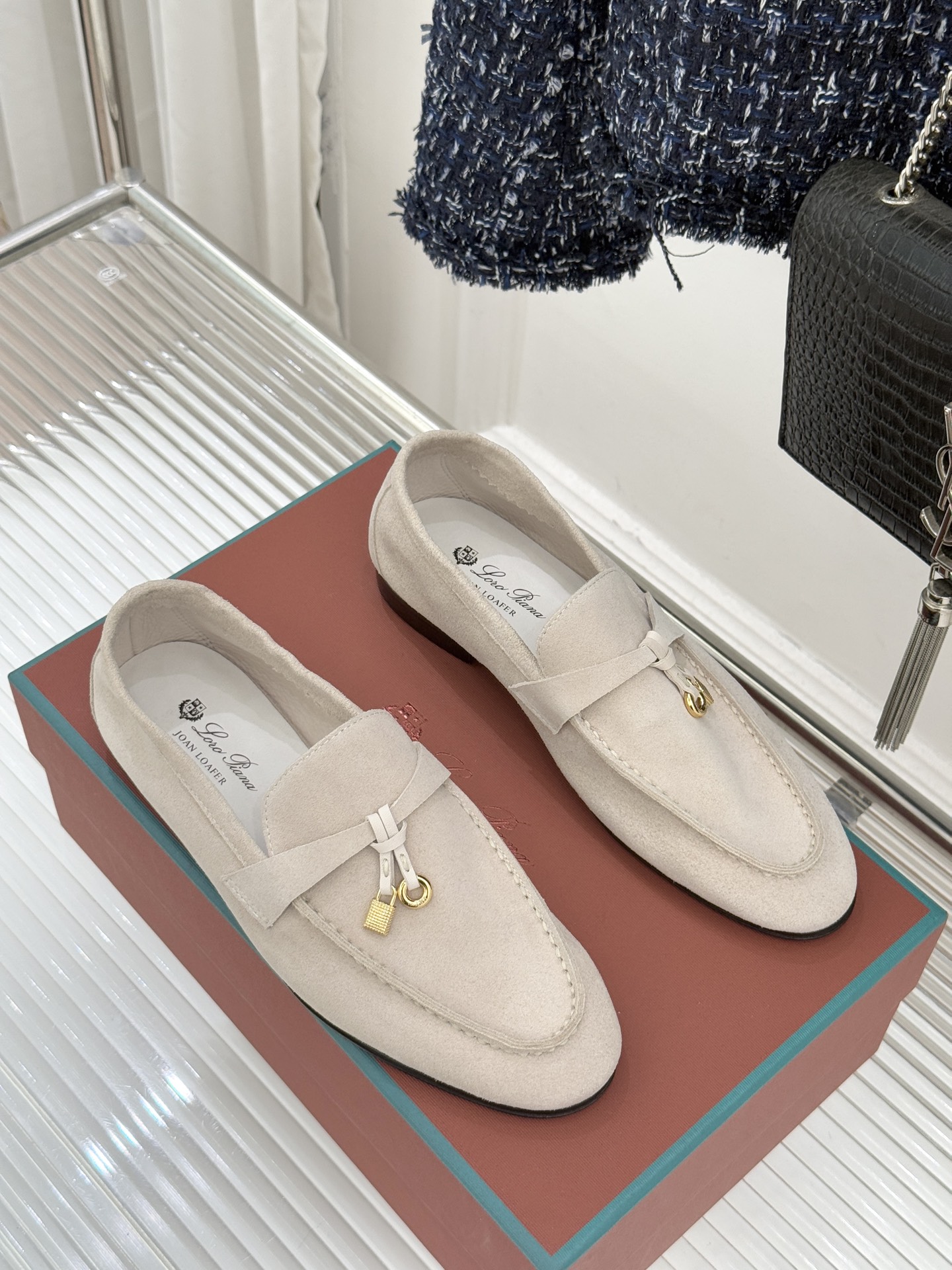 （配原版飞机盒）Loro Piana/LPWF新品吊坠复古老钱风情侣款乐福鞋以“静奢”美学重塑复古风潮。