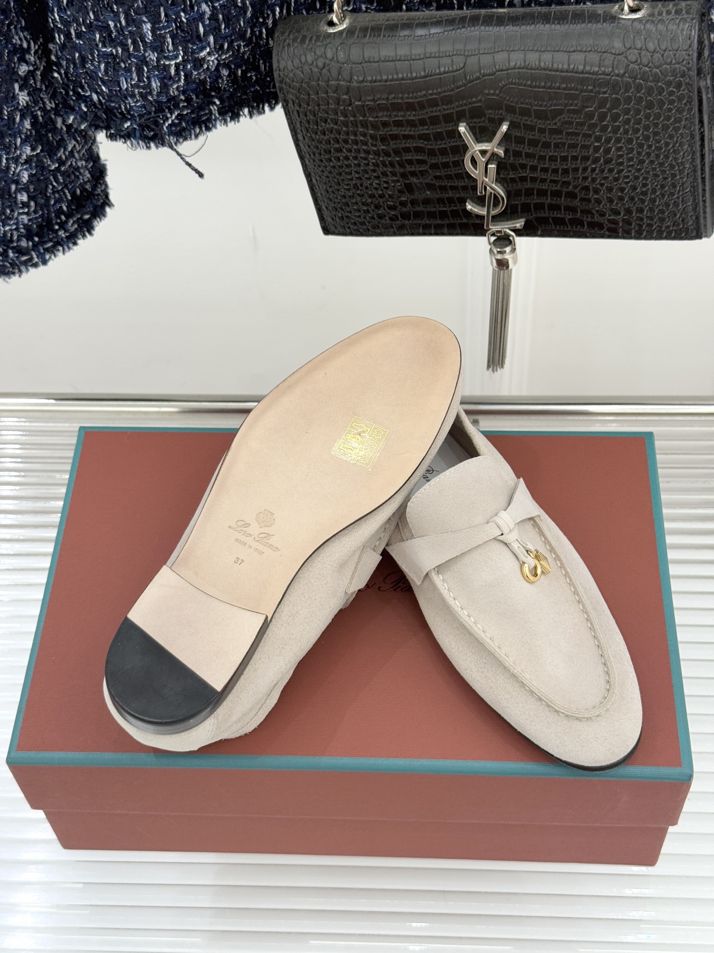 （配原版飞机盒）Loro Piana/LPWF新品吊坠复古老钱风情侣款乐福鞋以“静奢”美学重塑复古风潮。