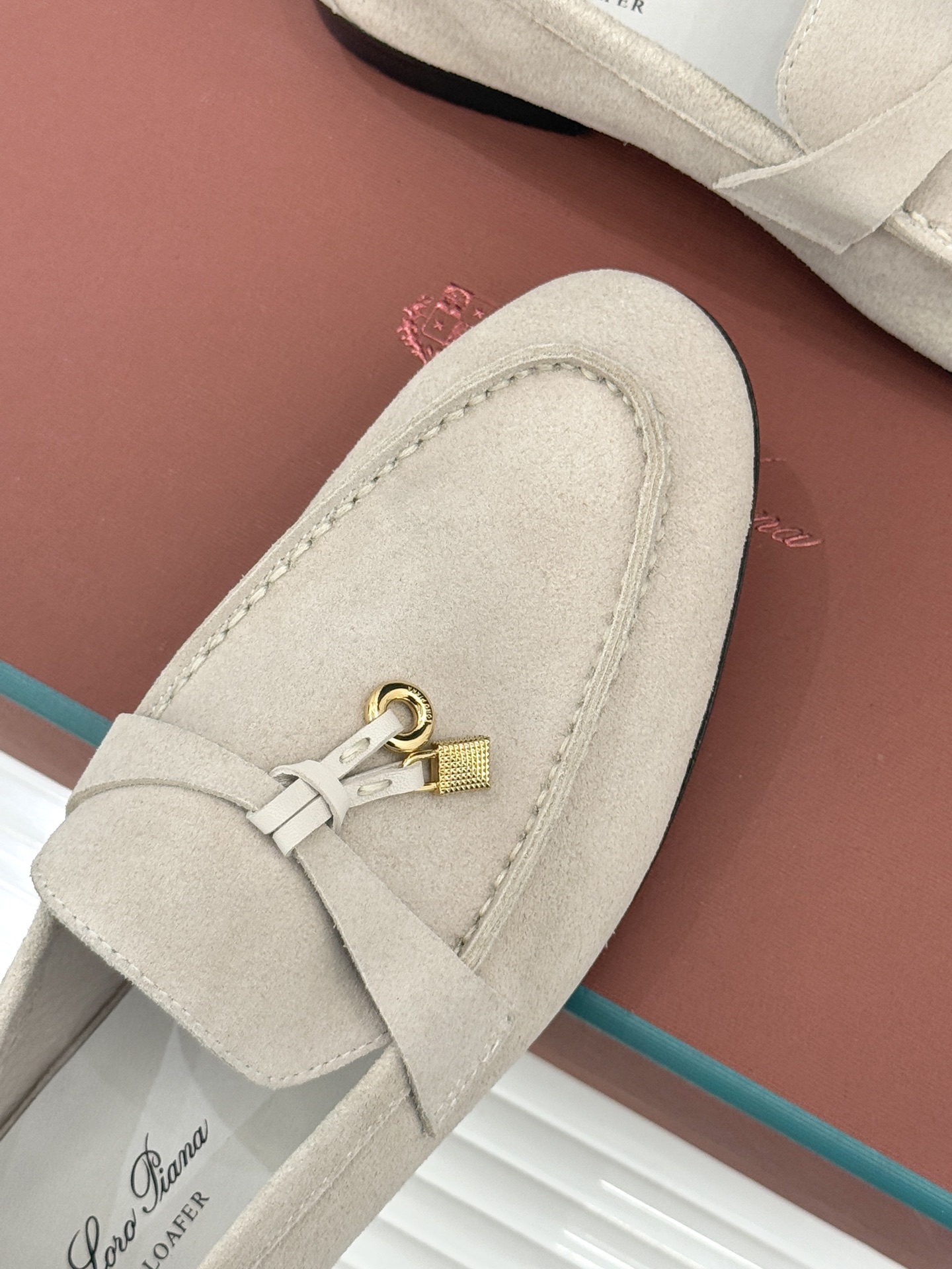 （配原版飞机盒）Loro Piana/LPWF新品吊坠复古老钱风情侣款乐福鞋以“静奢”美学重塑复古风潮。