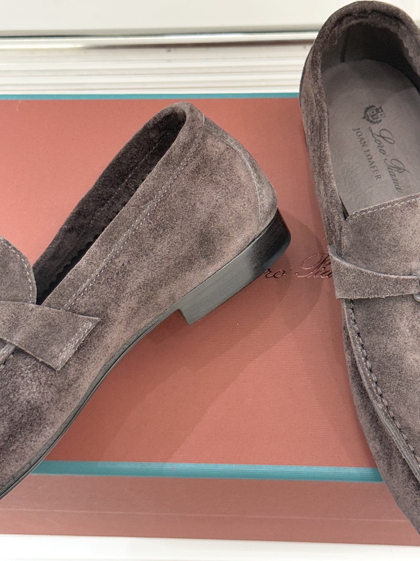 （配原版飞机盒）Loro Piana/LPWF新品吊坠复古老钱风情侣款乐福鞋以“静奢”美学重塑复古风潮。