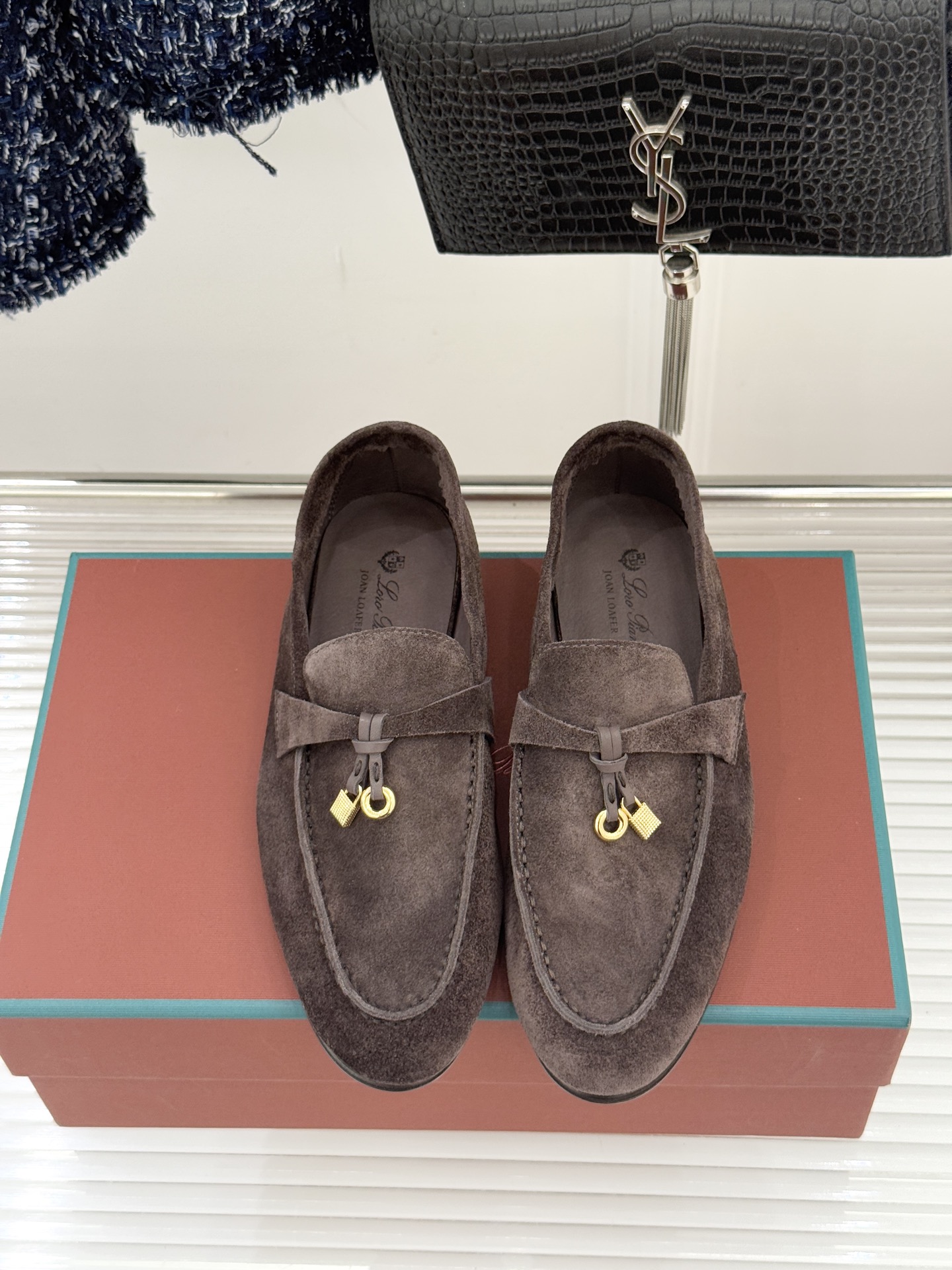 （配原版飞机盒）Loro Piana/LPWF新品吊坠复古老钱风情侣款乐福鞋以“静奢”美学重塑复古风潮。