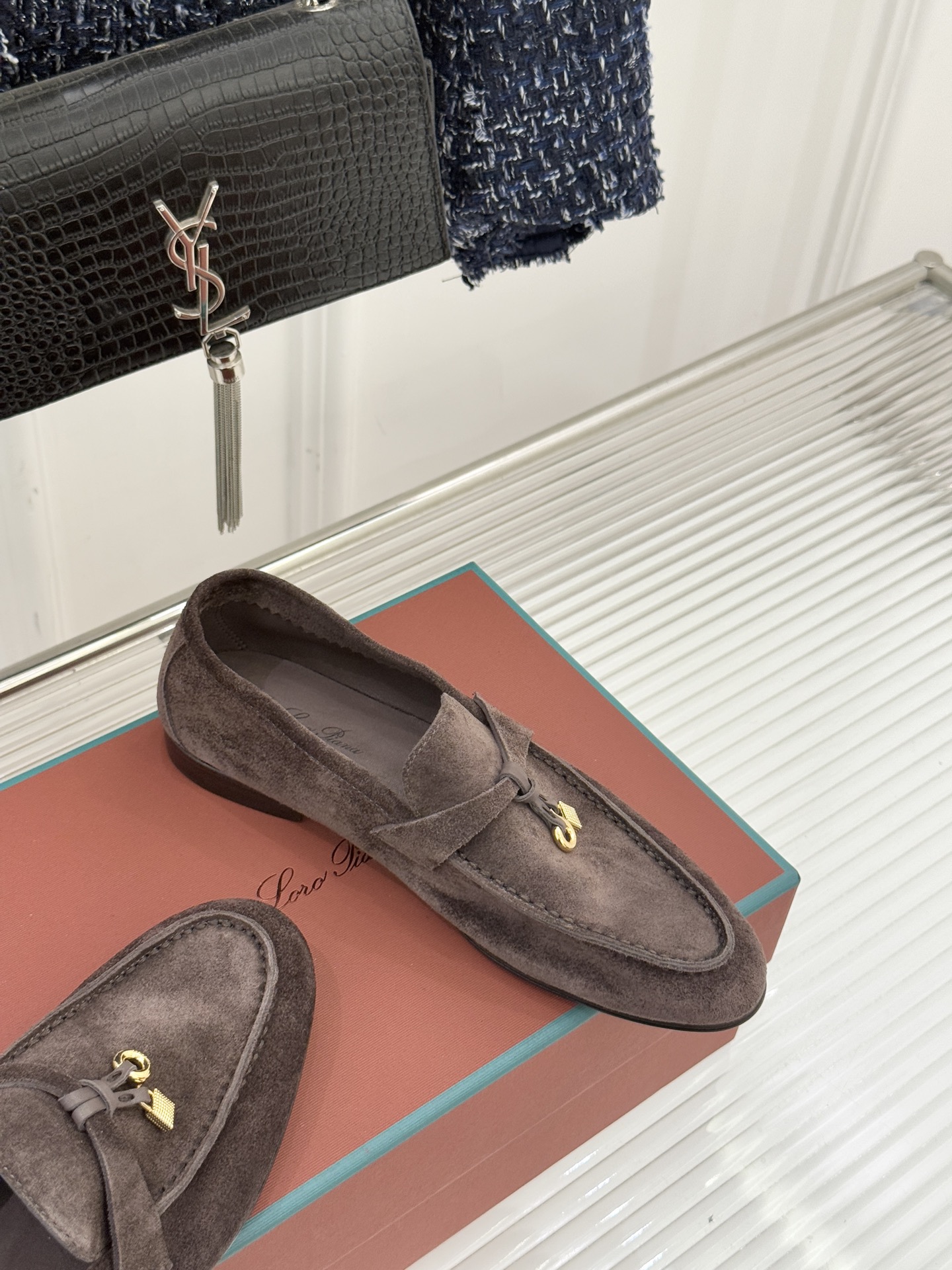 （配原版飞机盒）Loro Piana/LPWF新品吊坠复古老钱风情侣款乐福鞋以“静奢”美学重塑复古风潮。