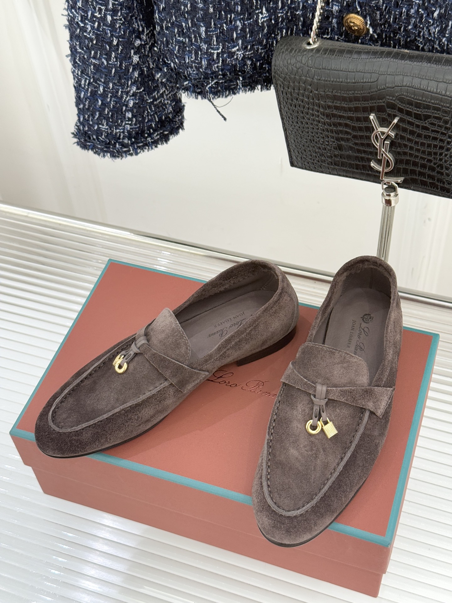 （配原版飞机盒）Loro Piana/LPWF新品吊坠复古老钱风情侣款乐福鞋以“静奢”美学重塑复古风潮。