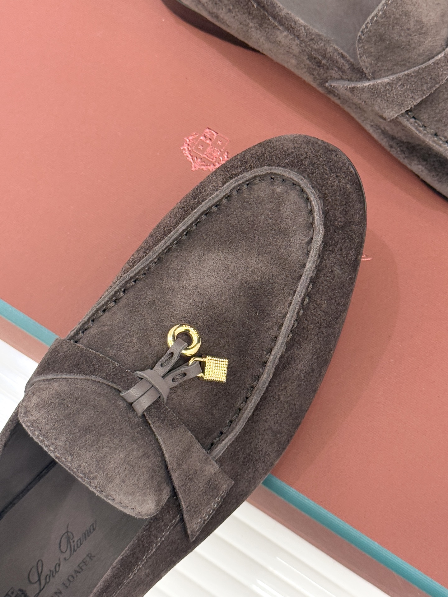 （配原版飞机盒）Loro Piana/LPWF新品吊坠复古老钱风情侣款乐福鞋以“静奢”美学重塑复古风潮。