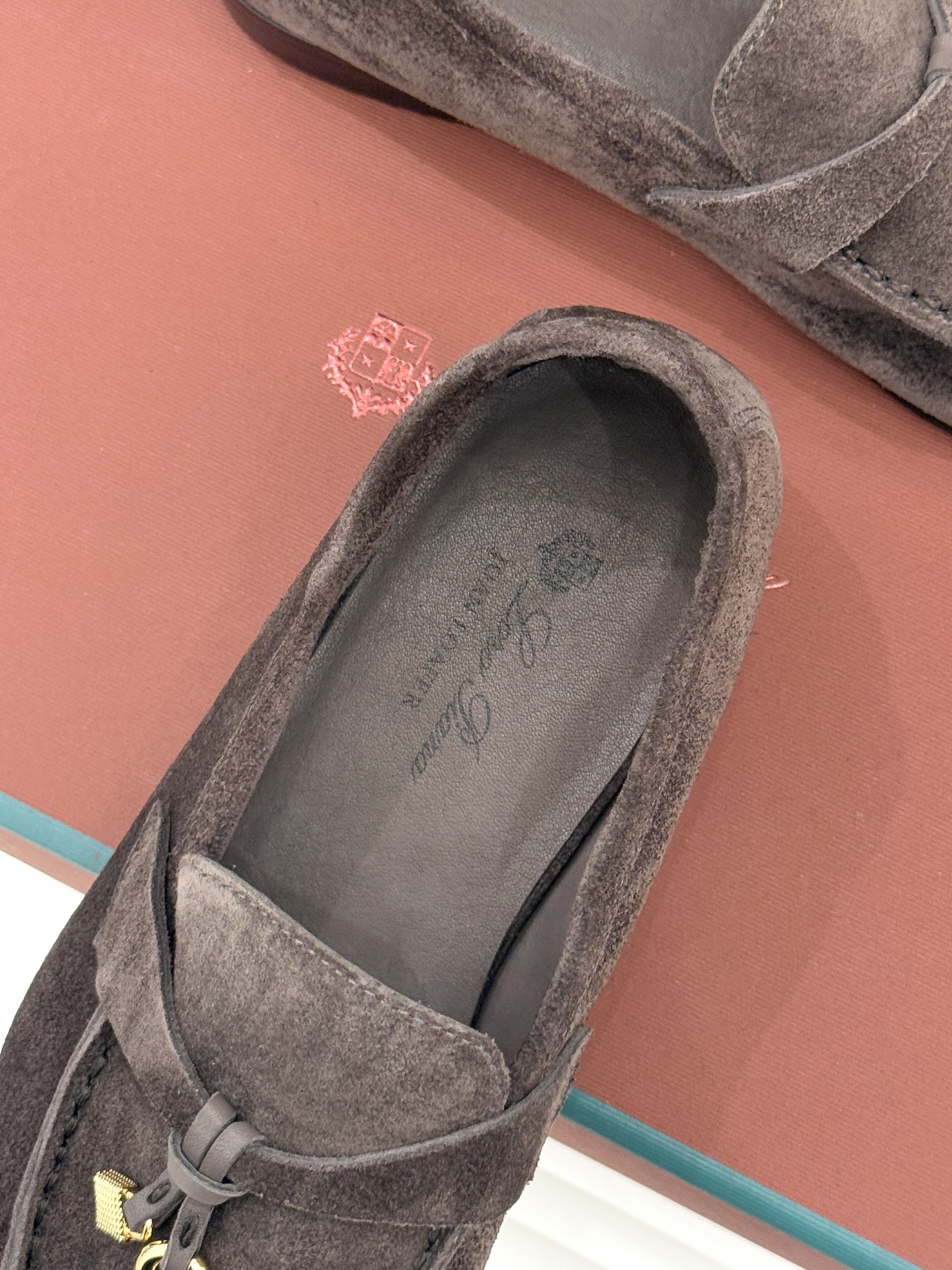 （配原版飞机盒）Loro Piana/LPWF新品吊坠复古老钱风情侣款乐福鞋以“静奢”美学重塑复古风潮。