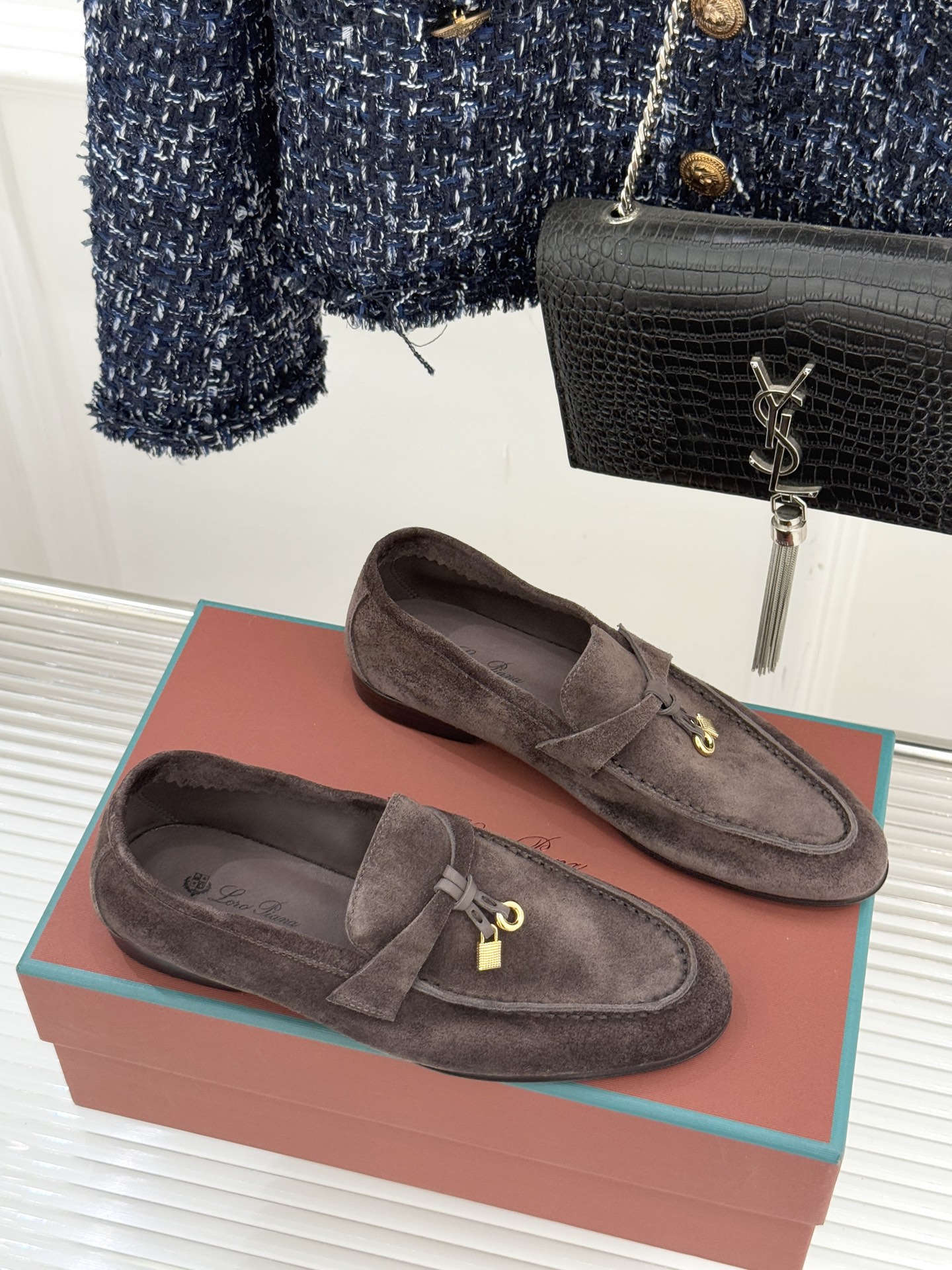 （配原版飞机盒）Loro Piana/LPWF新品吊坠复古老钱风情侣款乐福鞋以“静奢”美学重塑复古风潮。