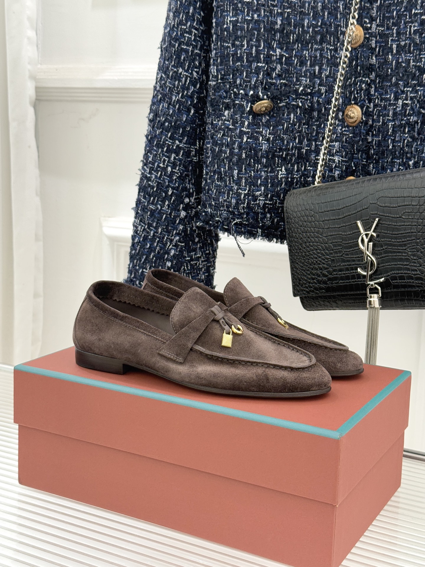 NO:721470,(With original airplane box) Loro Piana/LWF new pendant retro old money style couple loafers reshape the retro trend with 'quiet luxury' aesthetics. The minimalist design of the iconic metal pendant hides ingenuity and becomes a hidden footnote of old money style. The flexible shoe body made with Black stitching technology takes into account both durability and comfortable foot feel. The classic earth tones are suitable for various scenes, whether it is commuting suit pants, daily jeans or retro skirts.  With the time-precipitated texture and unintentional sophistication, it interprets the old-money dressing philosophy of 'the longer it wears, the more flavorful it becomes' and has become a classic tool in the wardrobe that spans four seasons. The fabric is made of original custom-made mercerized cashmere. The lining and toes are all sheepskin. The genuine leather outsole imported from Italy size 35-45 (female 40/41 male 45 customized) No. 98220260206, loafers, loro piana, loro  piana,loafers,skirts,jeans,business suit,sheepskin,Leather soles19860909（配原版飞机盒） Loro Piana/LWF新品吊坠复古 老钱风情侣款乐福鞋 以“静奢”美学重塑复古风潮. 标志性金属吊坠极简设计暗藏巧思 成为老钱格调的隐性注脚 搭配布莱克缝线工艺打造的柔韧鞋身 兼顾耐穿性与舒适脚感. 经典大地色系适配多元场景 无论是通勤西装裤搭配、 日常牛仔裤还是复古半裙 皆适配. 以时光沉淀的质感与不刻意的精致 诠释“穿得越久越有味道”的老钱穿搭哲学 成为衣橱中跨越四季的经典利器. 面料采用原版定制丝光羊绒 内里踮脚均为羊皮 意大利进口真皮大底 size35-45（女40/41男45定制） 编号98220260206,乐福鞋,loro piana,loro piana,loafers,skirts,jeans,business suit,sheepskin,Leather soles,Women's Shoes