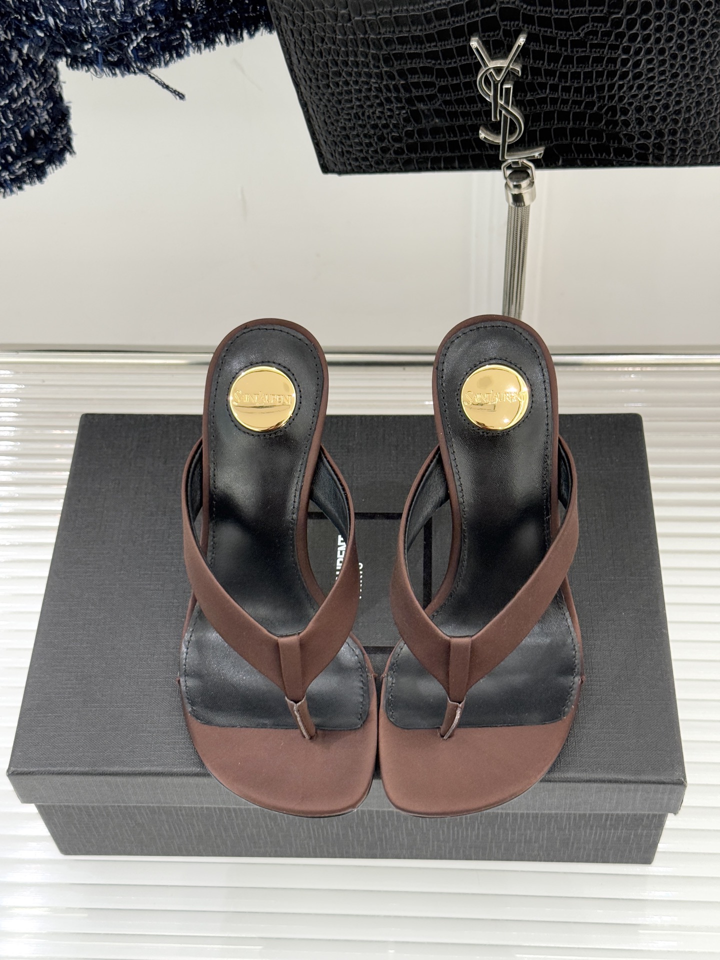 Saint Lauren*YSL圣罗兰26WF新品字母跟高跟夹脚人字拖鞋将法式慵懒与奢感利落融为一体。简