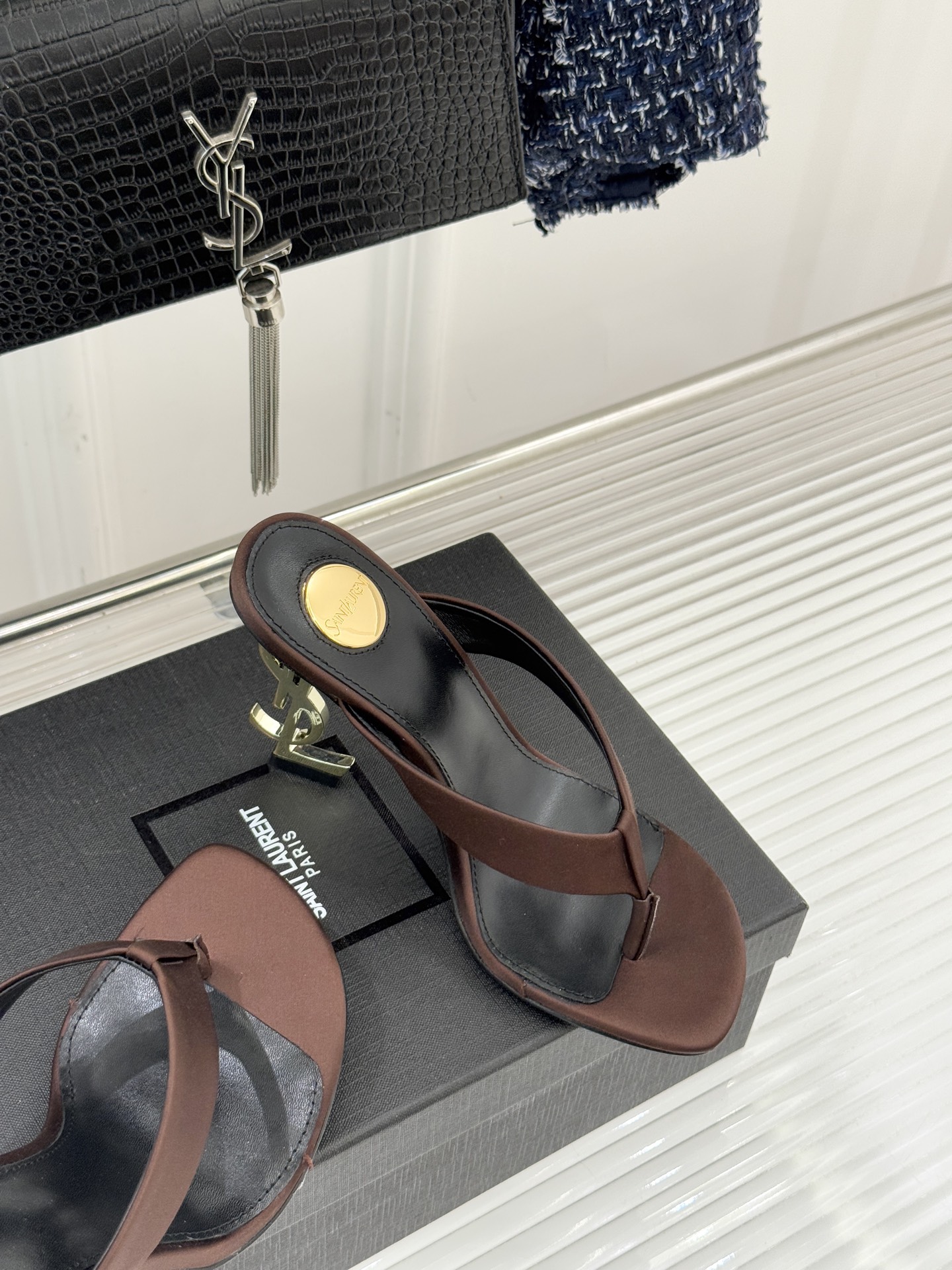 Saint Lauren*YSL圣罗兰26WF新品字母跟高跟夹脚人字拖鞋将法式慵懒与奢感利落融为一体。简