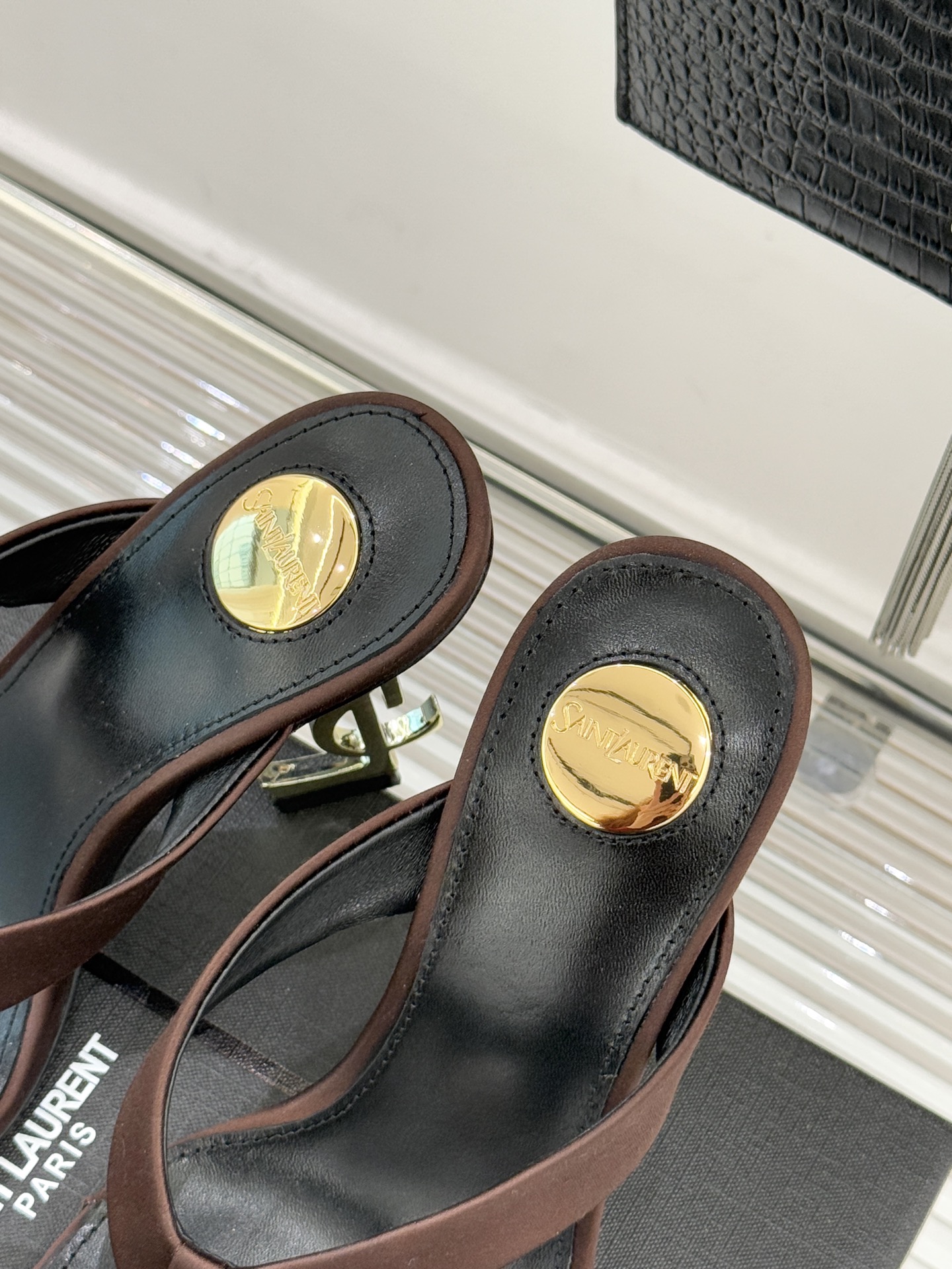 Saint Lauren*YSL圣罗兰26WF新品字母跟高跟夹脚人字拖鞋将法式慵懒与奢感利落融为一体。简