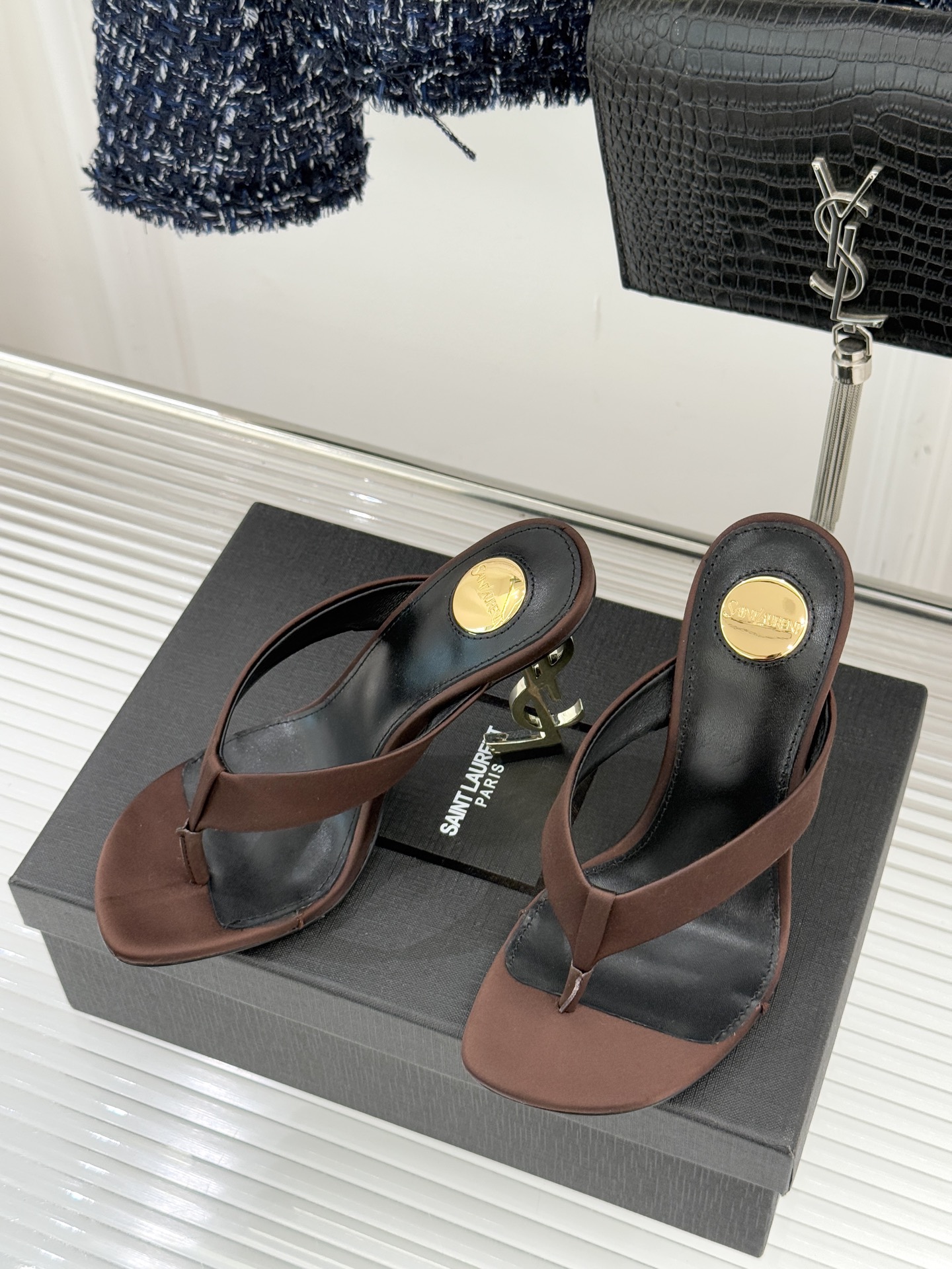Saint Lauren*YSL圣罗兰26WF新品字母跟高跟夹脚人字拖鞋将法式慵懒与奢感利落融为一体。简