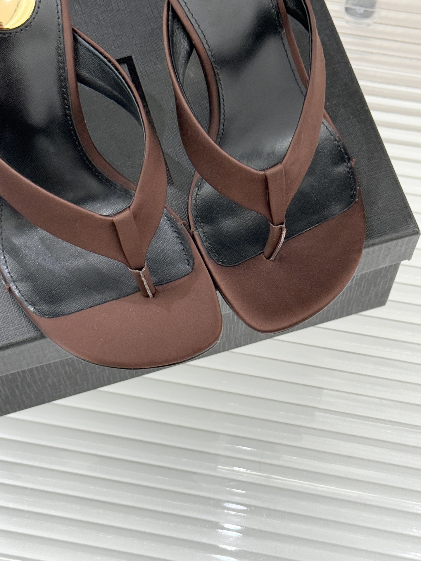 Saint Lauren*YSL圣罗兰26WF新品字母跟高跟夹脚人字拖鞋将法式慵懒与奢感利落融为一体。简